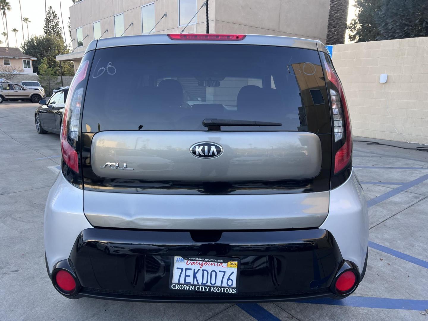 2014 SILVER /Black Kia Soul Base (KNDJN2A29E7) with an 1.6L L4 DOHC 16V engine, Automatic transmission, located at 30 S. Berkeley Avenue, Pasadena, CA, 91107, (626) 248-7567, 34.145447, -118.109398 - Photo#3