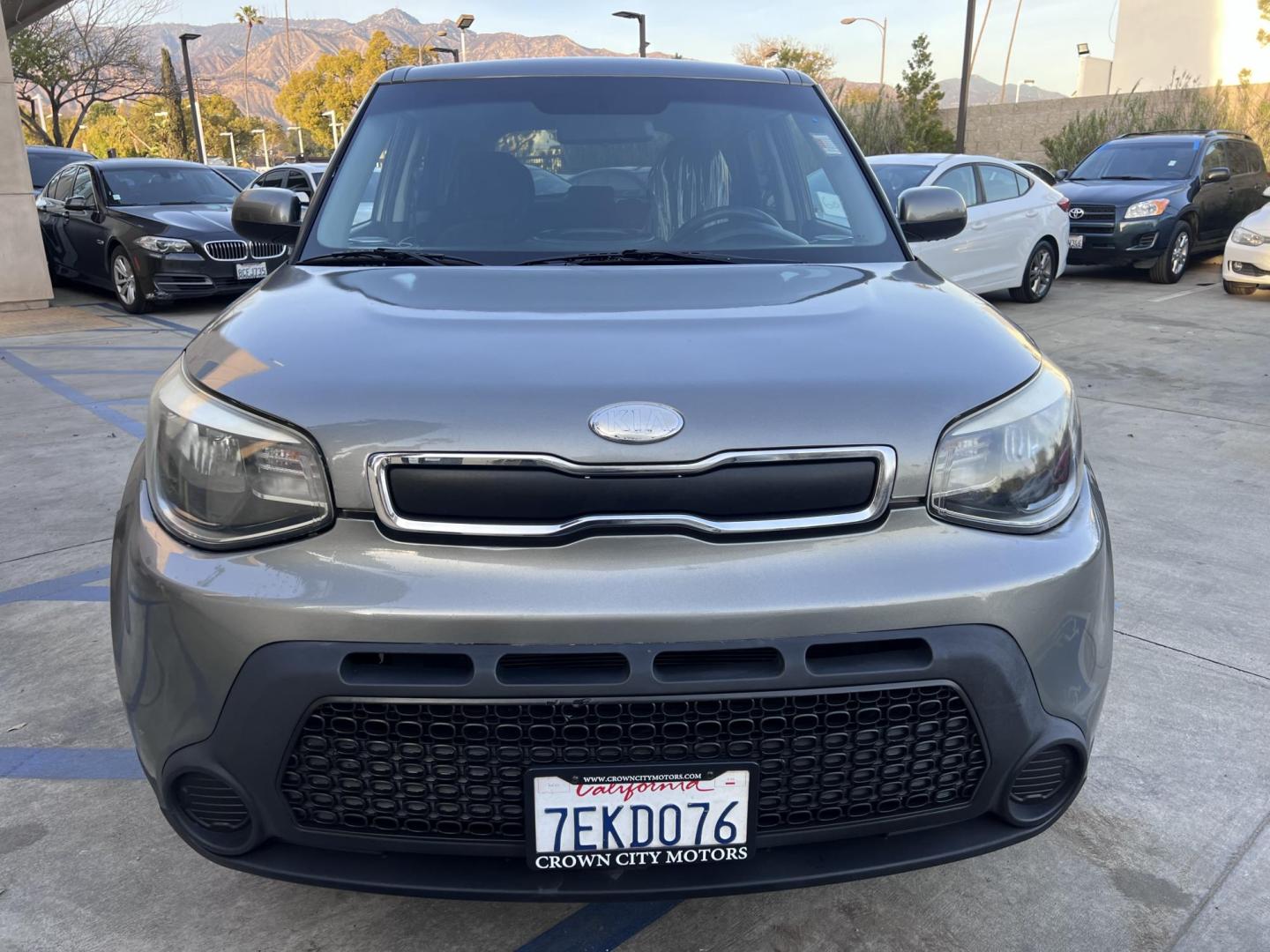 2014 SILVER /Black Kia Soul Base (KNDJN2A29E7) with an 1.6L L4 DOHC 16V engine, Automatic transmission, located at 30 S. Berkeley Avenue, Pasadena, CA, 91107, (626) 248-7567, 34.145447, -118.109398 - Photo#4