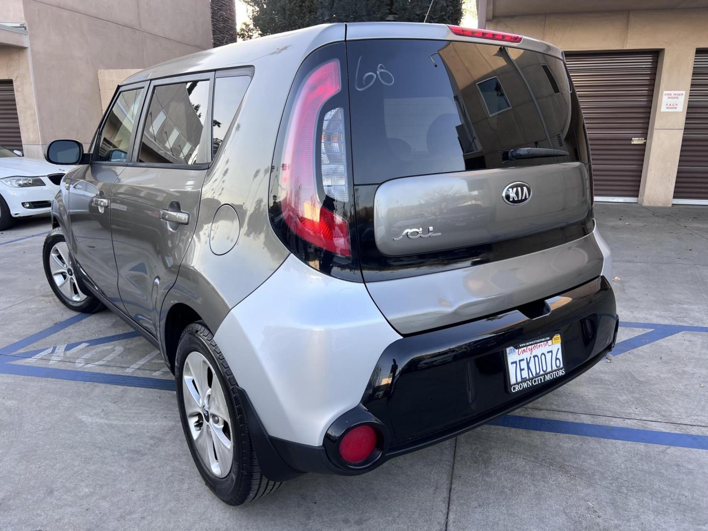 2014 SILVER /Black Kia Soul Base (KNDJN2A29E7) with an 1.6L L4 DOHC 16V engine, Automatic transmission, located at 30 S. Berkeley Avenue, Pasadena, CA, 91107, (626) 248-7567, 34.145447, -118.109398 - Photo#5