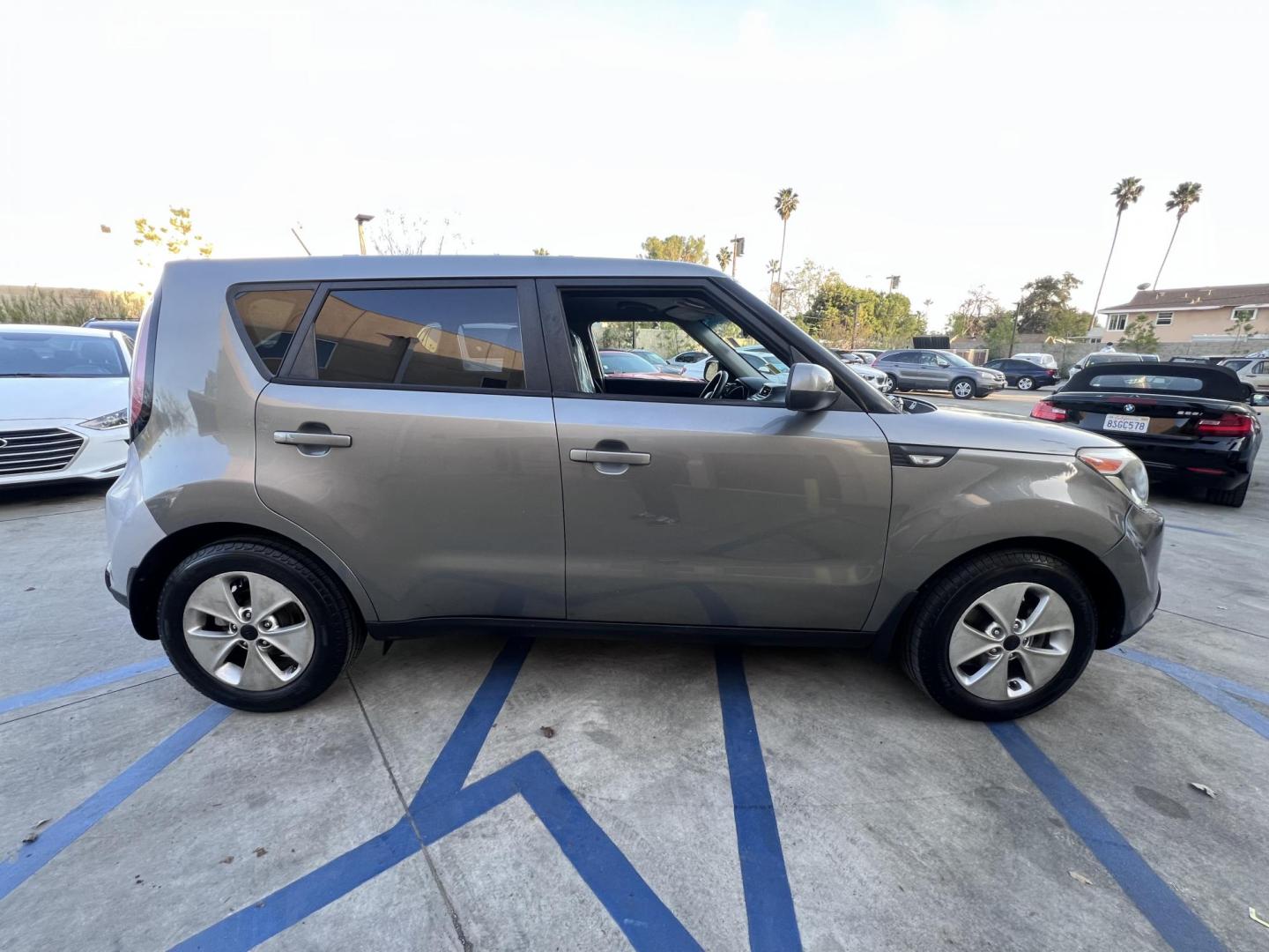 2014 SILVER /Black Kia Soul Base (KNDJN2A29E7) with an 1.6L L4 DOHC 16V engine, Automatic transmission, located at 30 S. Berkeley Avenue, Pasadena, CA, 91107, (626) 248-7567, 34.145447, -118.109398 - Photo#7