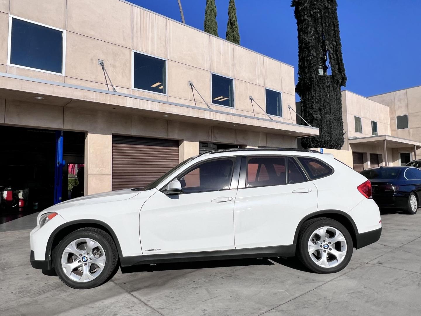 2014 White /beige BMW X1 sDrive28i (WBAVM1C50EV) with an 2.0L L4 DOHC 16V engine, 8-Speed Automatic transmission, located at 30 S. Berkeley Avenue, Pasadena, CA, 91107, (626) 248-7567, 34.145447, -118.109398 - Crown City Motors is a used “Buy Here Pay Here” car dealer in Pasadena CA. “Buy Here Pay Here” financing, means that when you purchase your vehicle from our dealership, that you make the payments to the dealership as well. We do not need the banks approval to get you approved for a used auto - Photo#1