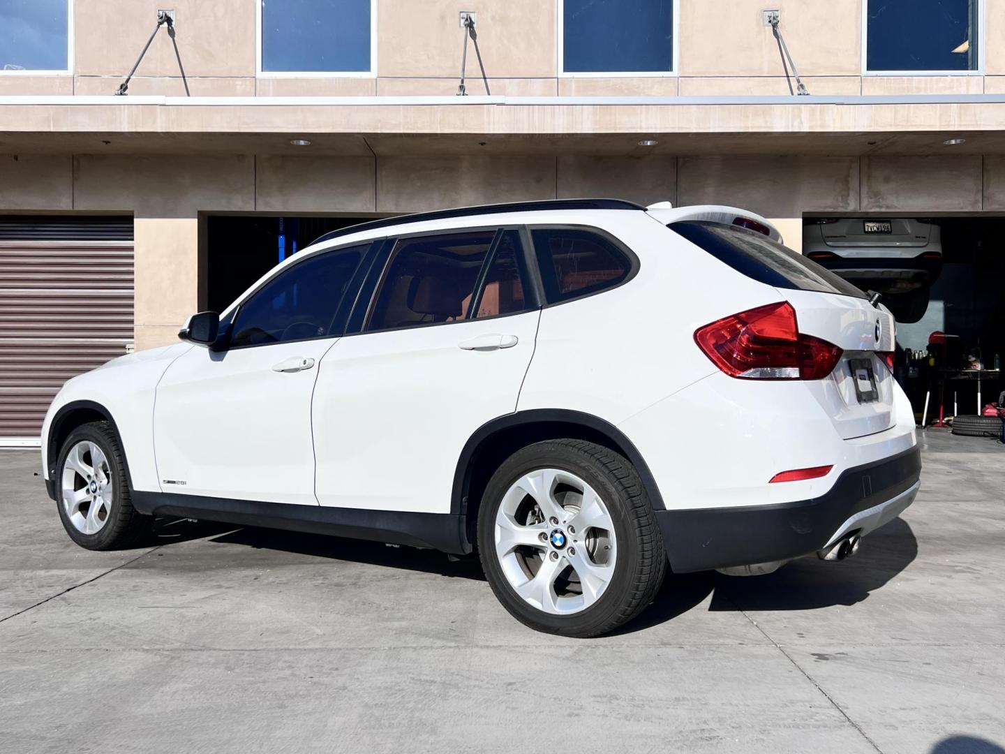 2014 White /beige BMW X1 sDrive28i (WBAVM1C50EV) with an 2.0L L4 DOHC 16V engine, 8-Speed Automatic transmission, located at 30 S. Berkeley Avenue, Pasadena, CA, 91107, (626) 248-7567, 34.145447, -118.109398 - Crown City Motors is a used “Buy Here Pay Here” car dealer in Pasadena CA. “Buy Here Pay Here” financing, means that when you purchase your vehicle from our dealership, that you make the payments to the dealership as well. We do not need the banks approval to get you approved for a used auto - Photo#2