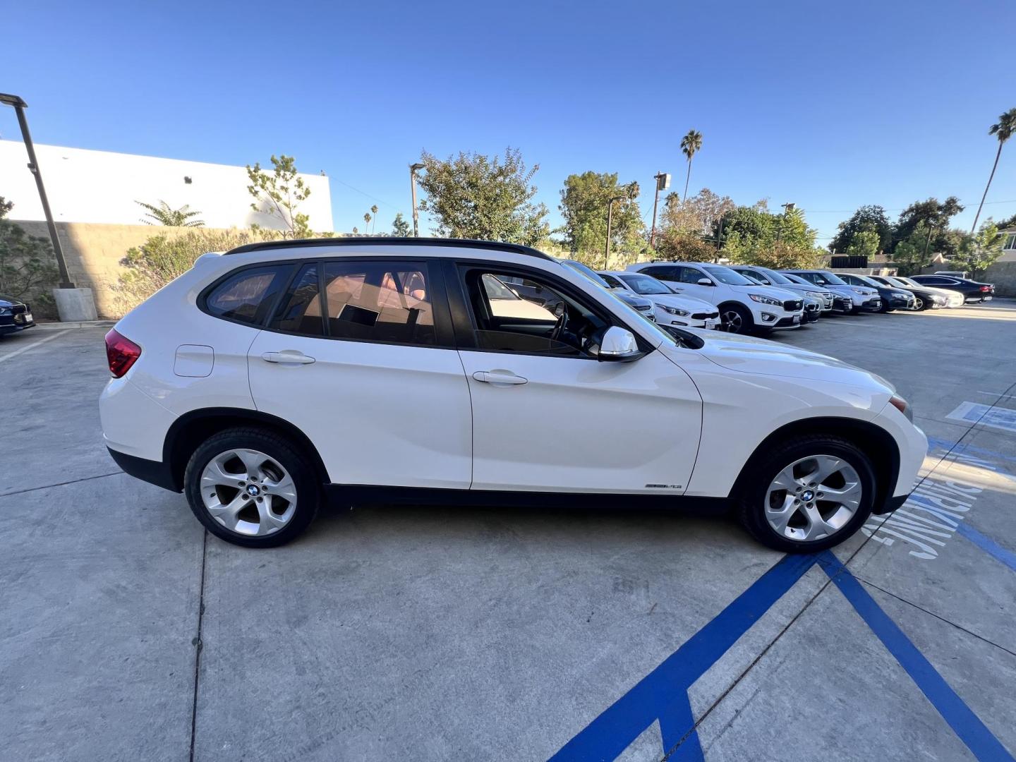 2014 White /beige BMW X1 sDrive28i (WBAVM1C50EV) with an 2.0L L4 DOHC 16V engine, 8-Speed Automatic transmission, located at 30 S. Berkeley Avenue, Pasadena, CA, 91107, (626) 248-7567, 34.145447, -118.109398 - Crown City Motors is a used “Buy Here Pay Here” car dealer in Pasadena CA. “Buy Here Pay Here” financing, means that when you purchase your vehicle from our dealership, that you make the payments to the dealership as well. We do not need the banks approval to get you approved for a used auto - Photo#6