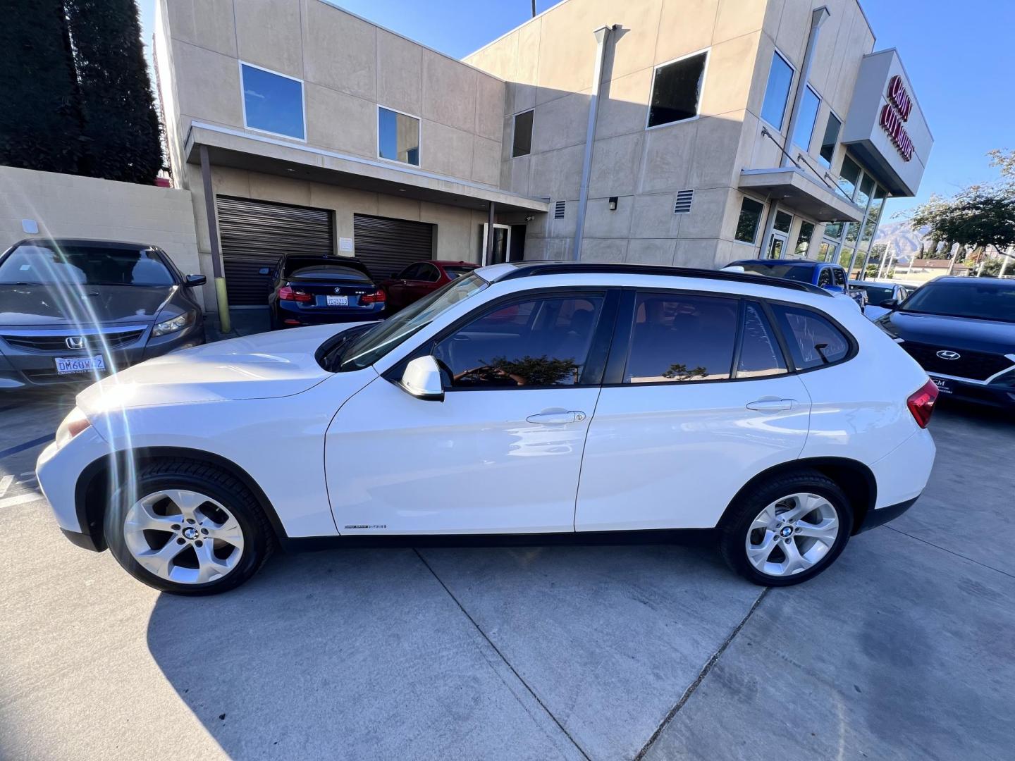 2014 White /beige BMW X1 sDrive28i (WBAVM1C50EV) with an 2.0L L4 DOHC 16V engine, 8-Speed Automatic transmission, located at 30 S. Berkeley Avenue, Pasadena, CA, 91107, (626) 248-7567, 34.145447, -118.109398 - Crown City Motors is a used “Buy Here Pay Here” car dealer in Pasadena CA. “Buy Here Pay Here” financing, means that when you purchase your vehicle from our dealership, that you make the payments to the dealership as well. We do not need the banks approval to get you approved for a used auto - Photo#5