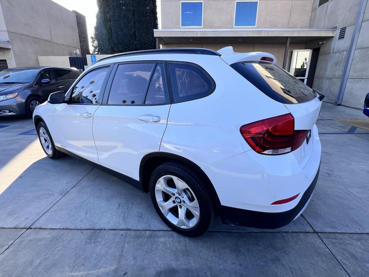 2014 White /beige BMW X1 sDrive28i (WBAVM1C50EV) with an 2.0L L4 DOHC 16V engine, 8-Speed Automatic transmission, located at 30 S. Berkeley Avenue, Pasadena, CA, 91107, (626) 248-7567, 34.145447, -118.109398 - Crown City Motors is a used “Buy Here Pay Here” car dealer in Pasadena CA. “Buy Here Pay Here” financing, means that when you purchase your vehicle from our dealership, that you make the payments to the dealership as well. We do not need the banks approval to get you approved for a used auto - Photo#8