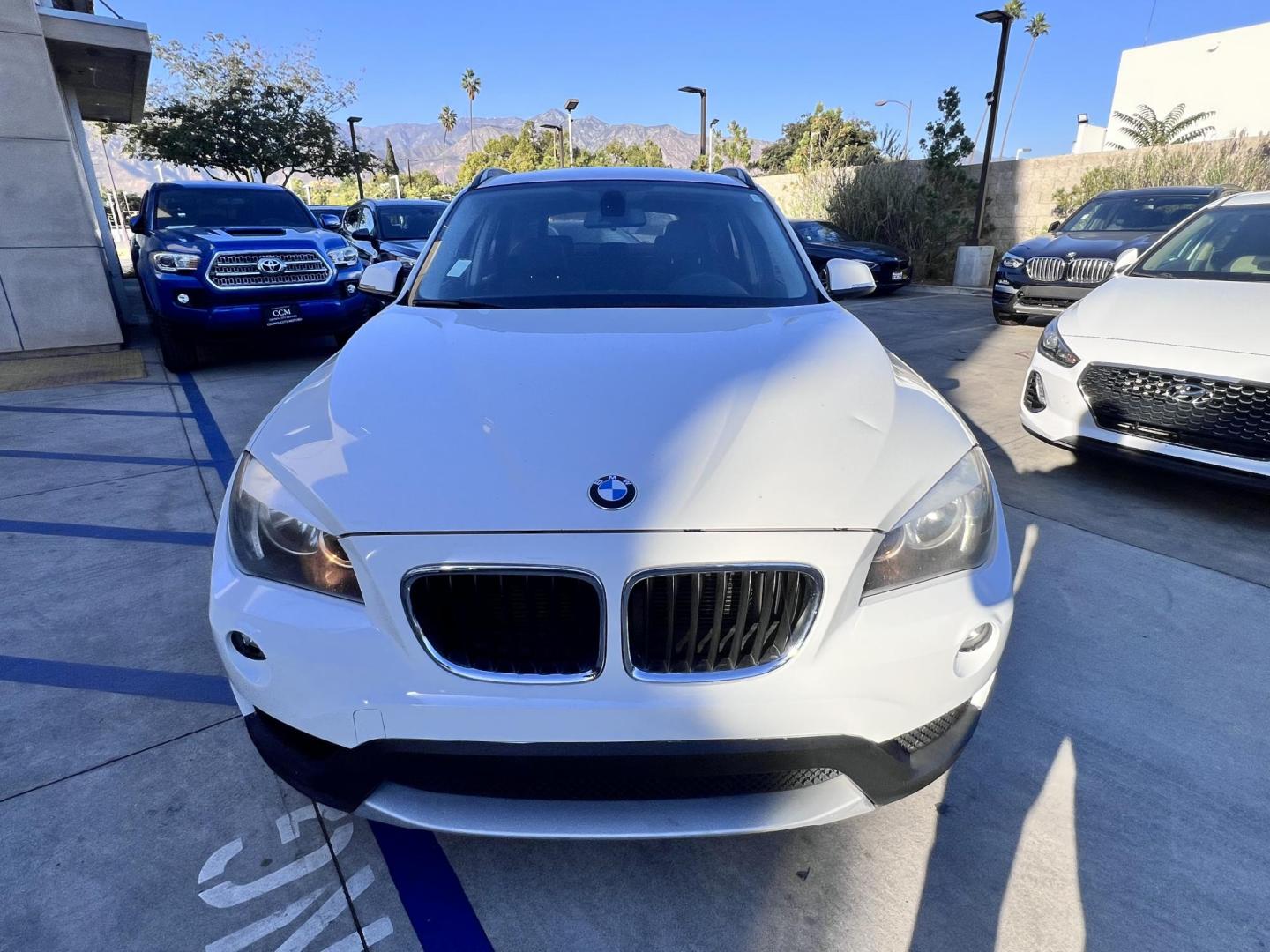 2014 White /beige BMW X1 sDrive28i (WBAVM1C50EV) with an 2.0L L4 DOHC 16V engine, 8-Speed Automatic transmission, located at 30 S. Berkeley Avenue, Pasadena, CA, 91107, (626) 248-7567, 34.145447, -118.109398 - Crown City Motors is a used “Buy Here Pay Here” car dealer in Pasadena CA. “Buy Here Pay Here” financing, means that when you purchase your vehicle from our dealership, that you make the payments to the dealership as well. We do not need the banks approval to get you approved for a used auto - Photo#10
