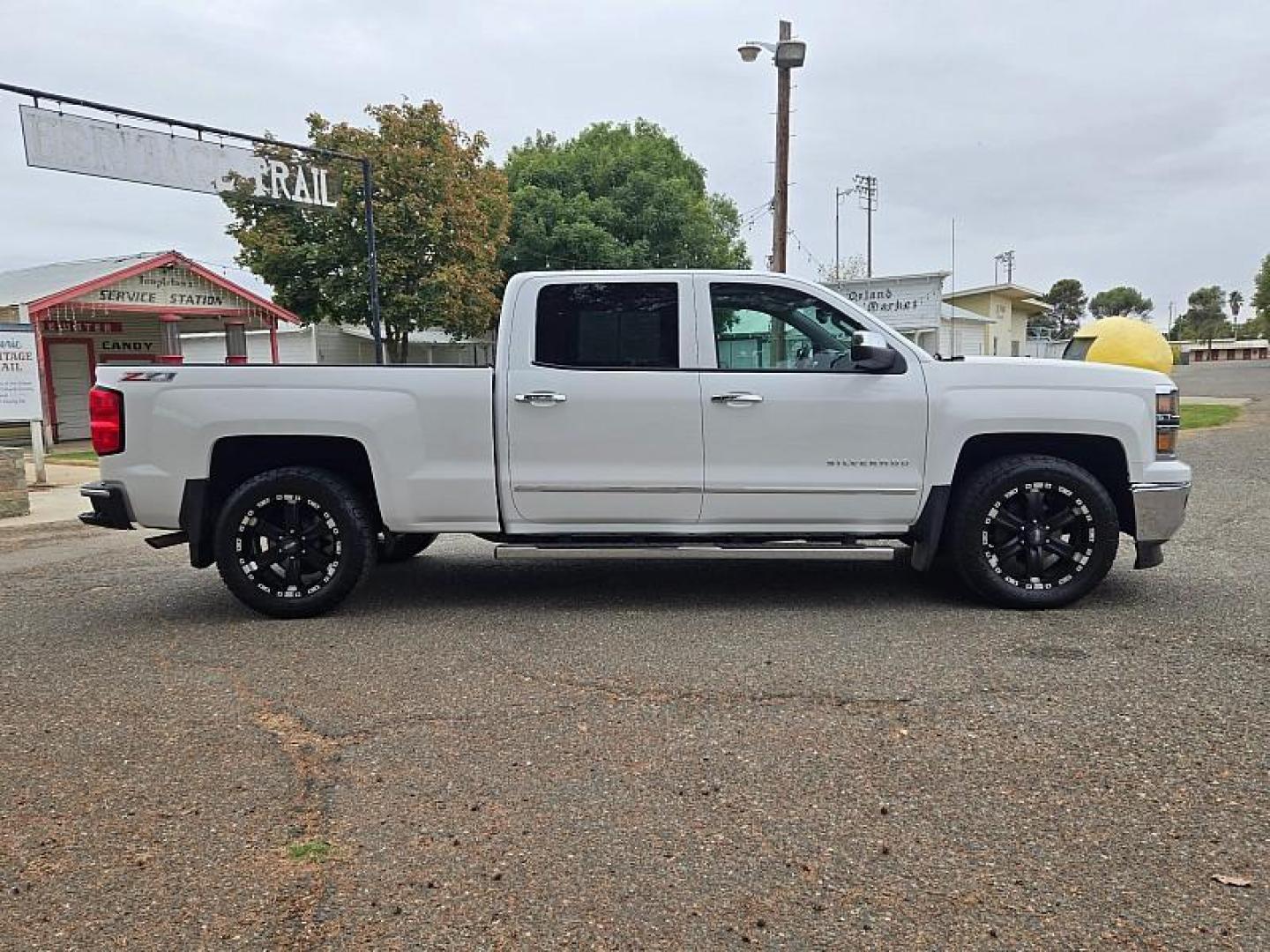 2014 WHITE Chevrolet Silverado 1500 4WD (3GCUKSEC1EG) with an V8 EcoTec3 Flex Fuel 5.3L engine, Auto 6-Spd HD Overdrive transmission, located at 246 E Walker St., Orland, 95963, (530) 865-5800, 39.747589, -122.178398 - Photo#9
