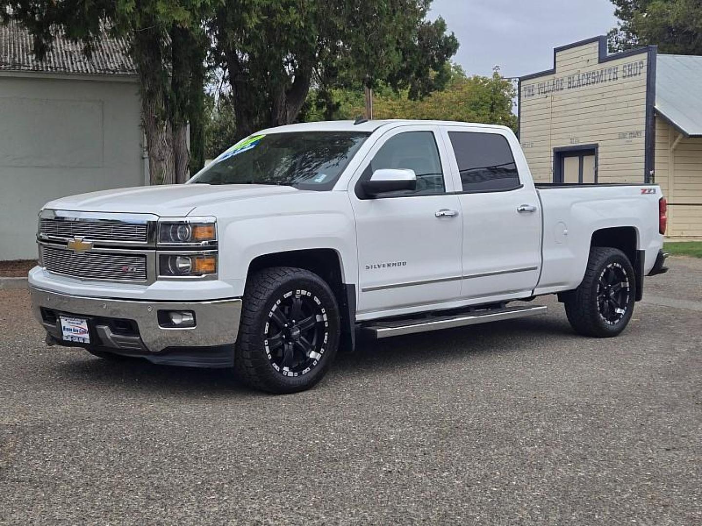 2014 WHITE Chevrolet Silverado 1500 4WD (3GCUKSEC1EG) with an V8 EcoTec3 Flex Fuel 5.3L engine, Auto 6-Spd HD Overdrive transmission, located at 246 E Walker St., Orland, 95963, (530) 865-5800, 39.747589, -122.178398 - Photo#3