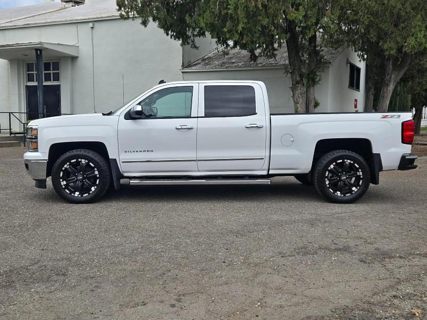 2014 WHITE Chevrolet Silverado 1500 4WD (3GCUKSEC1EG) with an V8 EcoTec3 Flex Fuel 5.3L engine, Auto 6-Spd HD Overdrive transmission, located at 246 E Walker St., Orland, 95963, (530) 865-5800, 39.747589, -122.178398 - Photo#4
