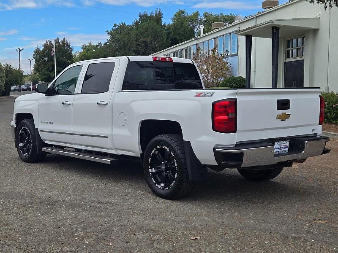 2014 WHITE Chevrolet Silverado 1500 4WD (3GCUKSEC1EG) with an V8 EcoTec3 Flex Fuel 5.3L engine, Auto 6-Spd HD Overdrive transmission, located at 246 E Walker St., Orland, 95963, (530) 865-5800, 39.747589, -122.178398 - Photo#5