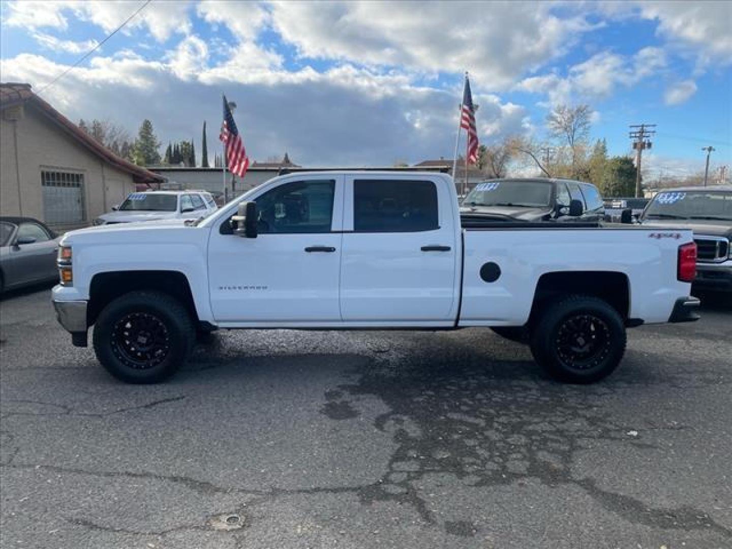 2014 Summit White Chevrolet Silverado 1500 LT (3GCUKREC7EG) with an 5.3L EcoTec3 5.3L Flex Fuel V8 355hp 383ft. lbs. Direct Injection engine, 6-Speed Shiftable Automatic w/Overdrive transmission, located at 800 Riverside Ave, Roseville, CA, 95678, 916-773-4549 & Toll Free: 866-719-4393, 38.732265, -121.291039 - 4X4 CREW CAB LT 95K MILES - Photo#4