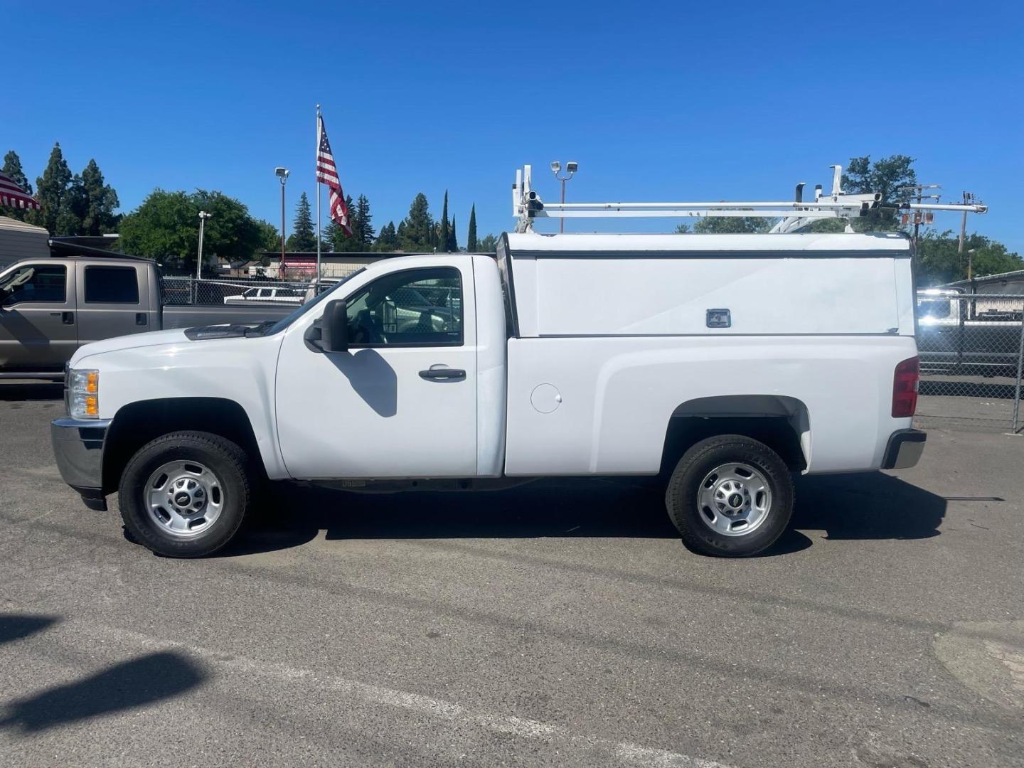 2014 White Chevrolet Silverado 2500HD Work Truck (1GC0KVEG2EF) with an 6.0L Vortec 6.0L Flex Fuel V8 360hp 380ft. lbs. Sequential Electronic Fuel Injection engine, 6-Speed Shiftable Automatic transmission, located at 800 Riverside Ave, Roseville, CA, 95678, 916-773-4549 & Toll Free: 866-719-4393, 38.732265, -121.291039 - 4X4 ONE OWNER- Photo#5