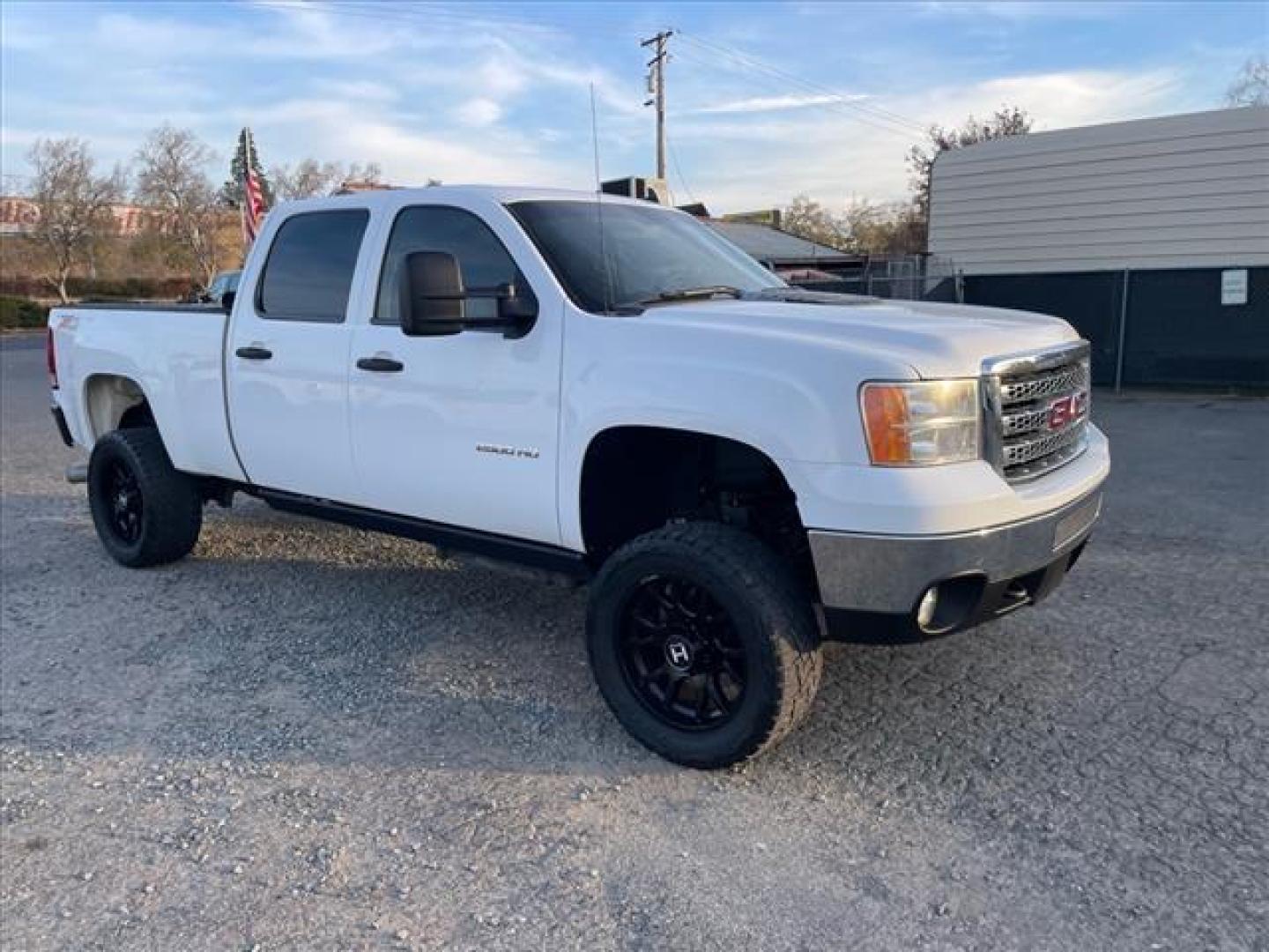 2014 Summit White GMC Sierra 2500HD SLE (1GT120C83EF) with an 6.6L Duramax 6.6L Diesel Turbo V8 397hp 765ft. lbs. Common Rail Direct Injection engine, Allison 1000 6-Speed Shiftable Automatic transmission, located at 800 Riverside Ave, Roseville, CA, 95678, 916-773-4549 & Toll Free: 866-719-4393, 38.732265, -121.291039 - DURAMAX DIESEL CREW CAB 4X4 SLE LIFTED ALLISON TRANSMISSION SERVICE RECORDS ON CLEAN CARFAX - Photo#1