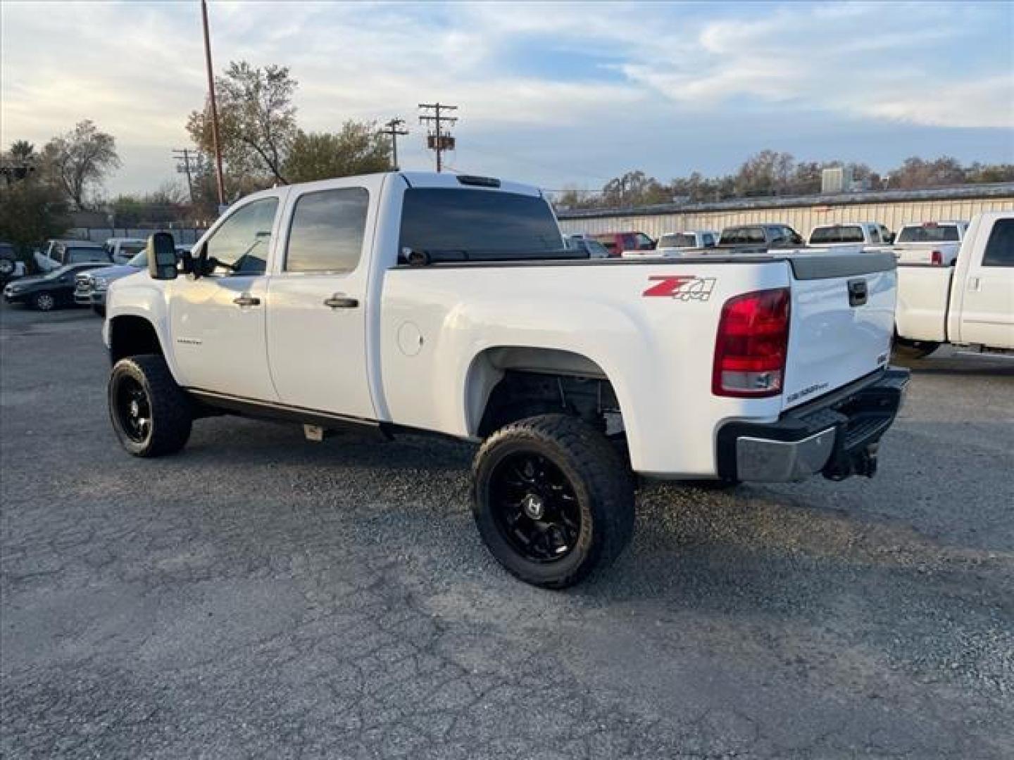 2014 Summit White GMC Sierra 2500HD SLE (1GT120C83EF) with an 6.6L Duramax 6.6L Diesel Turbo V8 397hp 765ft. lbs. Common Rail Direct Injection engine, Allison 1000 6-Speed Shiftable Automatic transmission, located at 800 Riverside Ave, Roseville, CA, 95678, 916-773-4549 & Toll Free: 866-719-4393, 38.732265, -121.291039 - DURAMAX DIESEL CREW CAB 4X4 SLE LIFTED ALLISON TRANSMISSION SERVICE RECORDS ON CLEAN CARFAX - Photo#2
