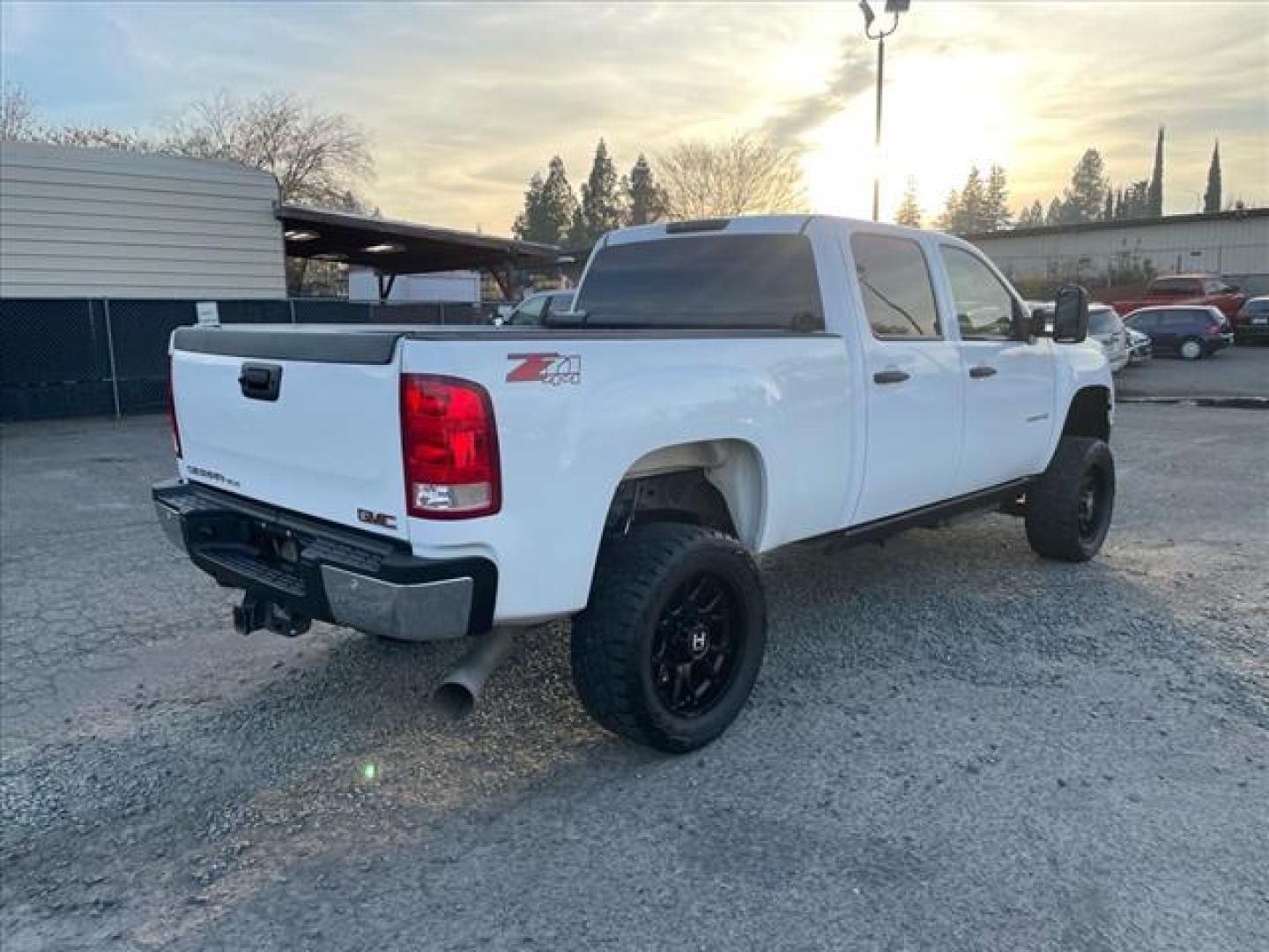 2014 Summit White GMC Sierra 2500HD SLE (1GT120C83EF) with an 6.6L Duramax 6.6L Diesel Turbo V8 397hp 765ft. lbs. Common Rail Direct Injection engine, Allison 1000 6-Speed Shiftable Automatic transmission, located at 800 Riverside Ave, Roseville, CA, 95678, 916-773-4549 & Toll Free: 866-719-4393, 38.732265, -121.291039 - DURAMAX DIESEL CREW CAB 4X4 SLE LIFTED ALLISON TRANSMISSION SERVICE RECORDS ON CLEAN CARFAX - Photo#3