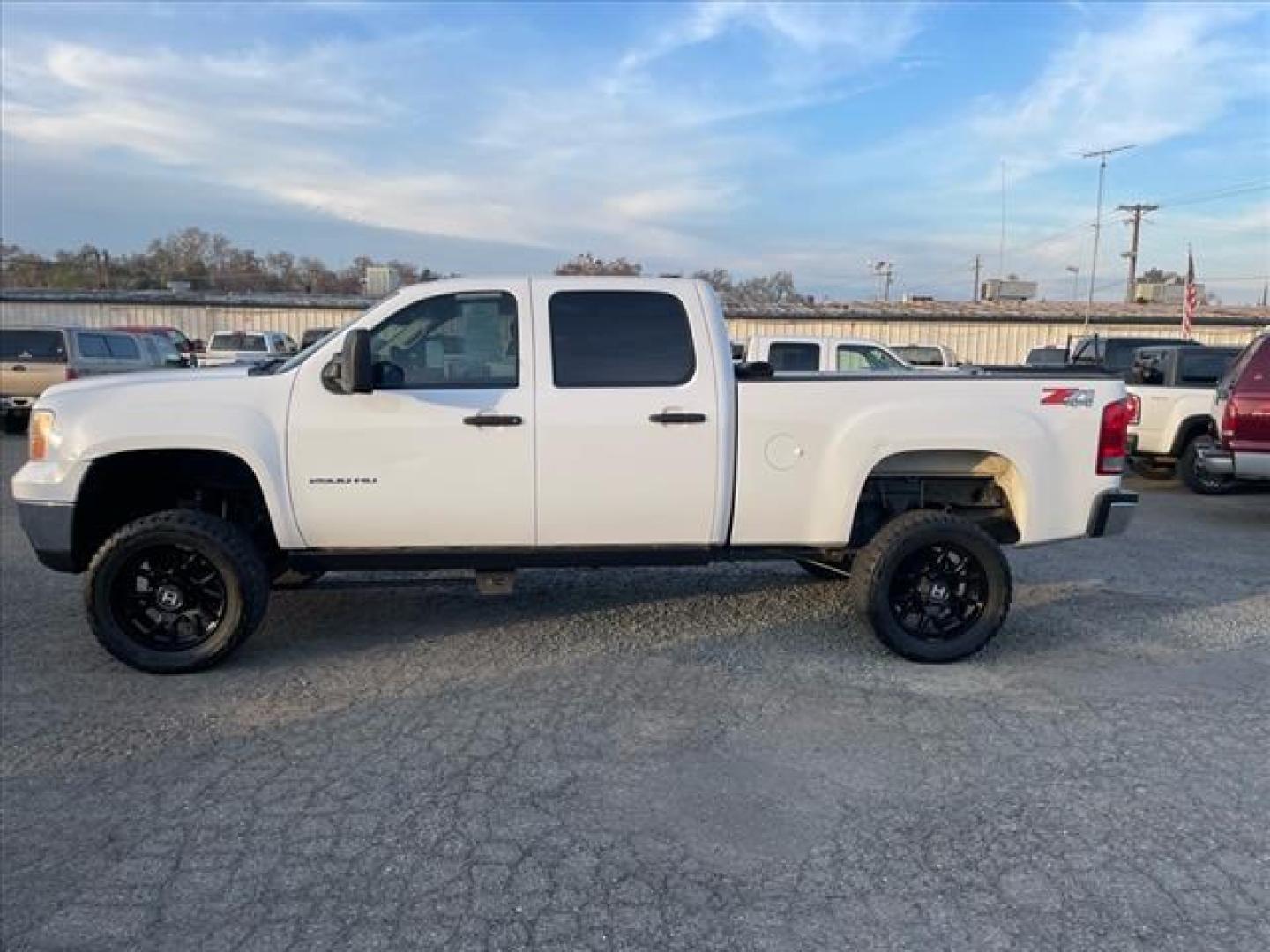 2014 Summit White GMC Sierra 2500HD SLE (1GT120C83EF) with an 6.6L Duramax 6.6L Diesel Turbo V8 397hp 765ft. lbs. Common Rail Direct Injection engine, Allison 1000 6-Speed Shiftable Automatic transmission, located at 800 Riverside Ave, Roseville, CA, 95678, 916-773-4549 & Toll Free: 866-719-4393, 38.732265, -121.291039 - DURAMAX DIESEL CREW CAB 4X4 SLE LIFTED ALLISON TRANSMISSION SERVICE RECORDS ON CLEAN CARFAX - Photo#4
