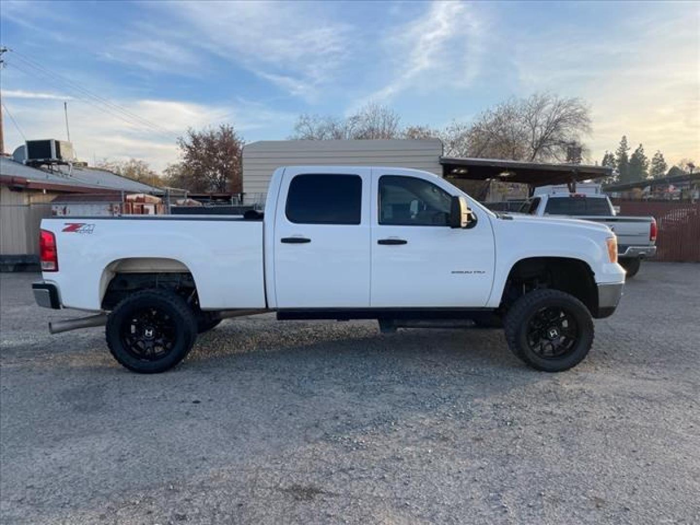 2014 Summit White GMC Sierra 2500HD SLE (1GT120C83EF) with an 6.6L Duramax 6.6L Diesel Turbo V8 397hp 765ft. lbs. Common Rail Direct Injection engine, Allison 1000 6-Speed Shiftable Automatic transmission, located at 800 Riverside Ave, Roseville, CA, 95678, 916-773-4549 & Toll Free: 866-719-4393, 38.732265, -121.291039 - DURAMAX DIESEL CREW CAB 4X4 SLE LIFTED ALLISON TRANSMISSION SERVICE RECORDS ON CLEAN CARFAX - Photo#5