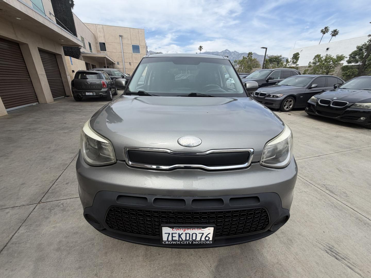 2014 SILVER /Black Kia Soul Base (KNDJN2A29E7) with an 1.6L L4 DOHC 16V engine, Automatic transmission, located at 30 S. Berkeley Avenue, Pasadena, CA, 91107, (626) 248-7567, 34.145447, -118.109398 - Photo#4