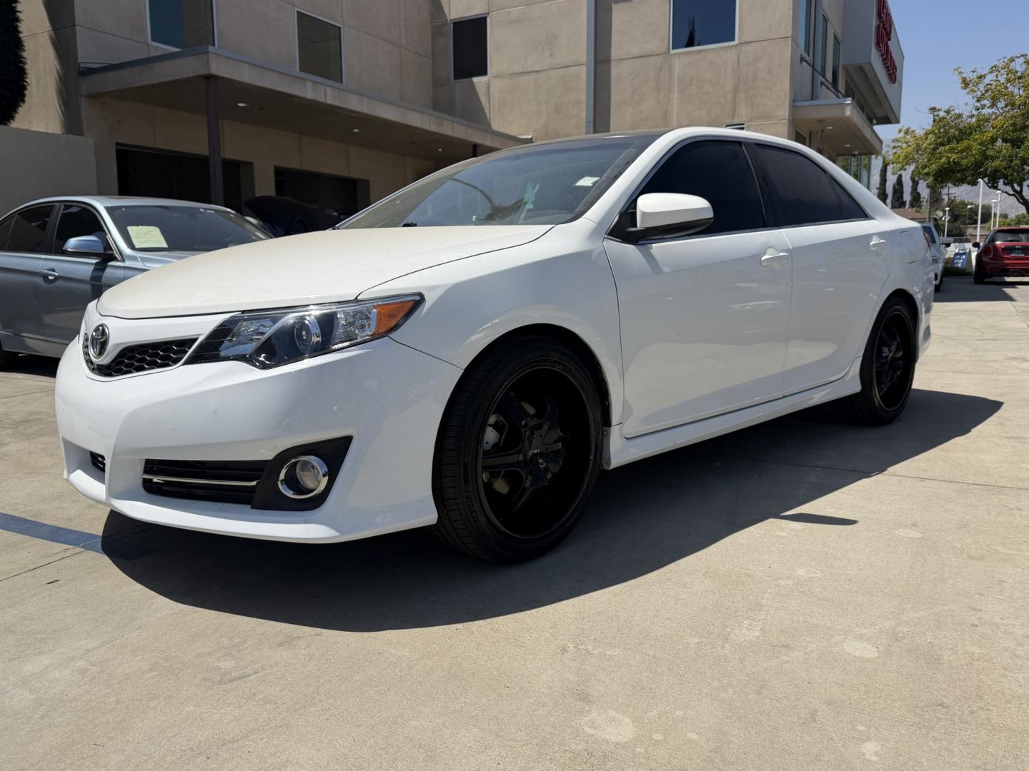 2014 White Toyota Camry SE (4T1BF1FK9EU) with an 2.5L L4 DOHC 16V engine, 6-Speed Automatic transmission, located at 30 S. Berkeley Avenue, Pasadena, CA, 91107, (626) 248-7567, 34.145447, -118.109398 - Back up camera! Bluetooth! Fog Lights! Premium Wheels! This Toyota looks and drives good. Climate Control! Heate! Low Miles! This Camry SE looks and drives good. It comes well equipped with, Power Driver Seat,Power Passenger Seat,Tire Pressure Monitor , climate control, and a lot more . Call us wi - Photo#0