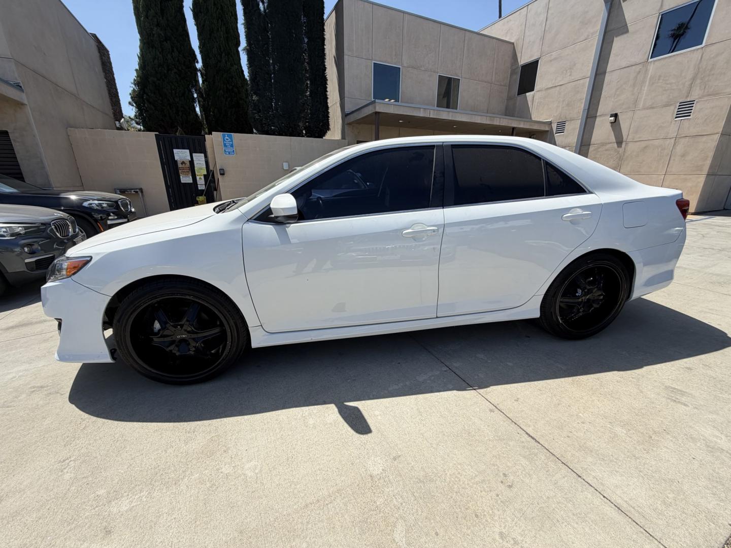 2014 White Toyota Camry SE (4T1BF1FK9EU) with an 2.5L L4 DOHC 16V engine, 6-Speed Automatic transmission, located at 30 S. Berkeley Avenue, Pasadena, CA, 91107, (626) 248-7567, 34.145447, -118.109398 - Back up camera! Bluetooth! Fog Lights! Premium Wheels! This Toyota looks and drives good. Climate Control! Heate! Low Miles! This Camry SE looks and drives good. It comes well equipped with, Power Driver Seat,Power Passenger Seat,Tire Pressure Monitor , climate control, and a lot more . Call us wi - Photo#1