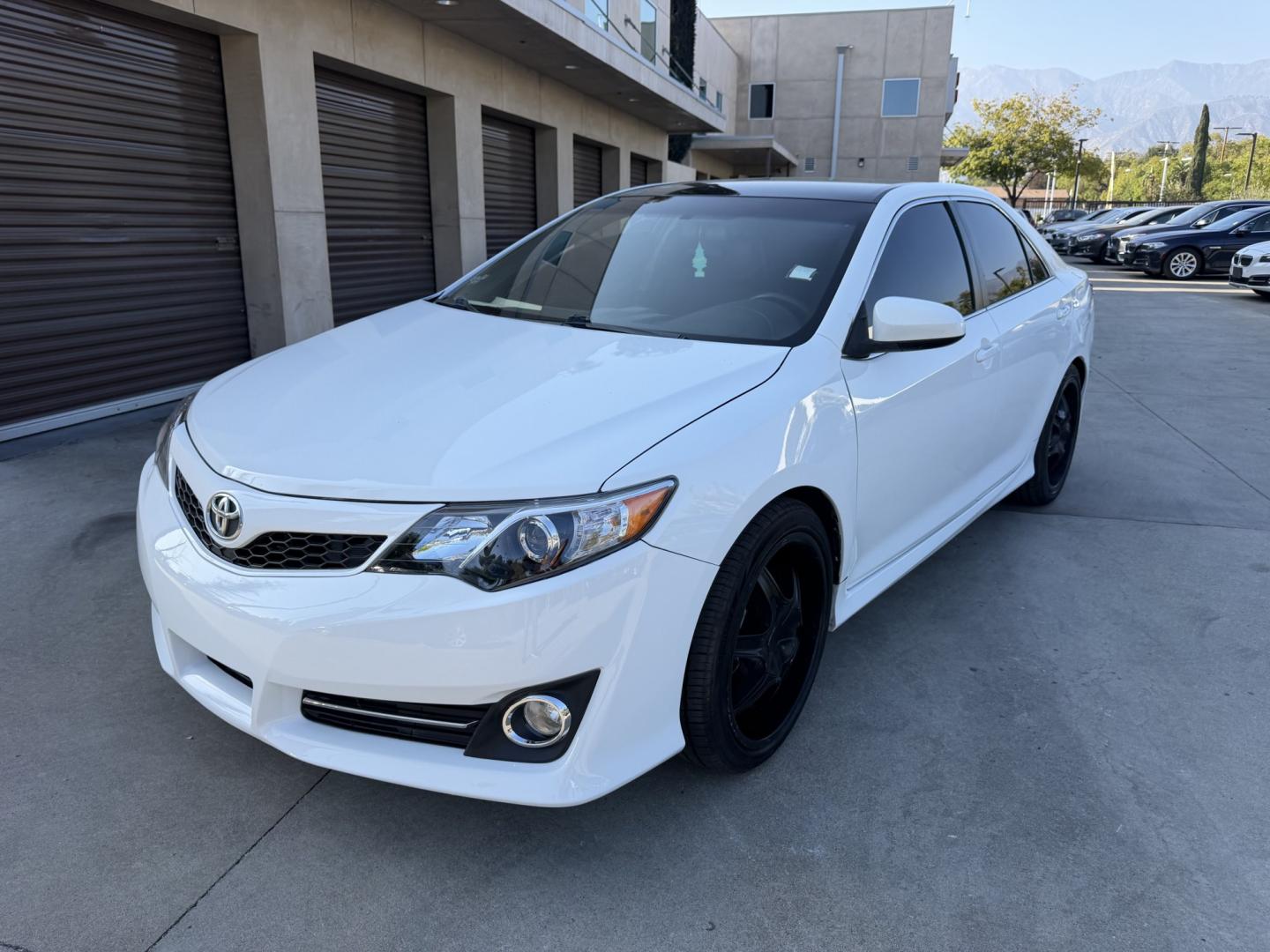2014 White Toyota Camry SE (4T1BF1FK9EU) with an 2.5L L4 DOHC 16V engine, 6-Speed Automatic transmission, located at 30 S. Berkeley Avenue, Pasadena, CA, 91107, (626) 248-7567, 34.145447, -118.109398 - Back up camera! Bluetooth! Fog Lights! Premium Wheels! This Toyota looks and drives good. Climate Control! Heate! Low Miles! This Camry SE looks and drives good. It comes well equipped with, Power Driver Seat,Power Passenger Seat,Tire Pressure Monitor , climate control, and a lot more . Call us wi - Photo#8