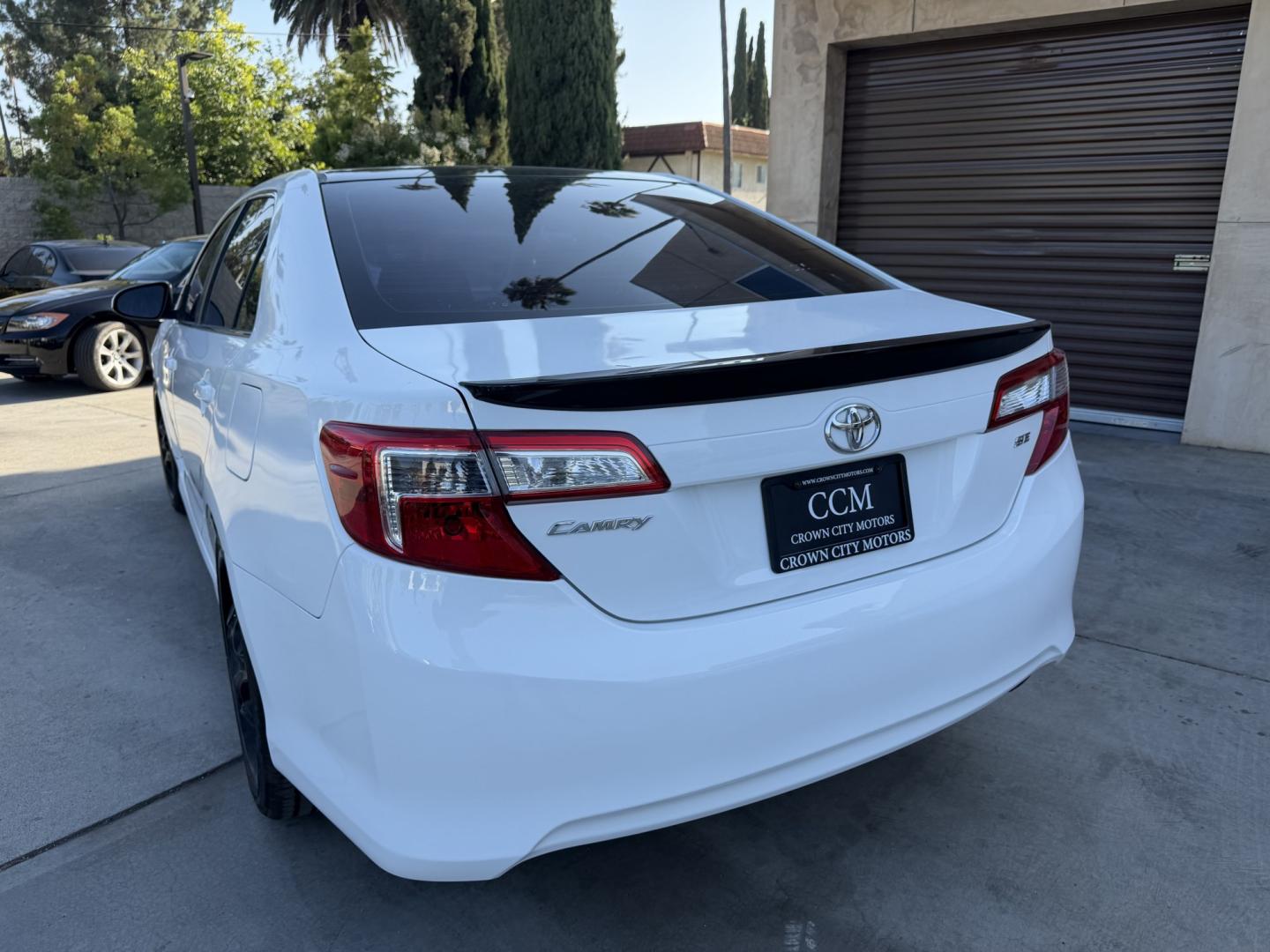 2014 White Toyota Camry SE (4T1BF1FK9EU) with an 2.5L L4 DOHC 16V engine, 6-Speed Automatic transmission, located at 30 S. Berkeley Avenue, Pasadena, CA, 91107, (626) 248-7567, 34.145447, -118.109398 - Back up camera! Bluetooth! Fog Lights! Premium Wheels! This Toyota looks and drives good. Climate Control! Heate! Low Miles! This Camry SE looks and drives good. It comes well equipped with, Power Driver Seat,Power Passenger Seat,Tire Pressure Monitor , climate control, and a lot more . Call us wi - Photo#11