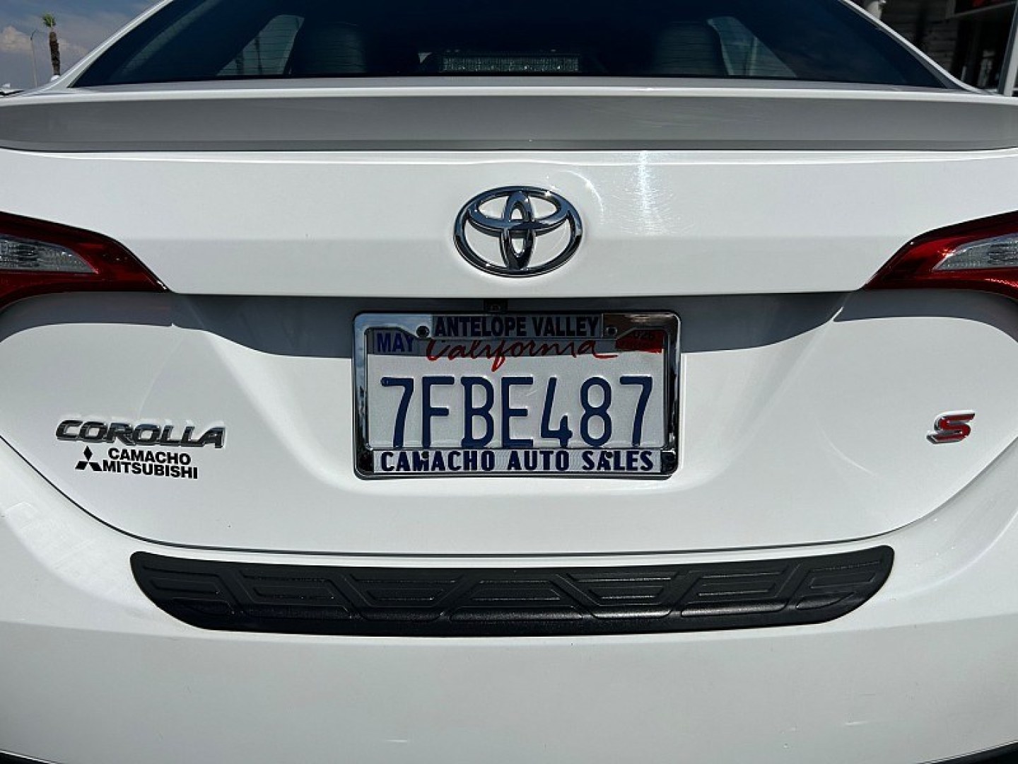2014 White Toyota Corolla (5YFBURHE5EP) with an 4-Cyl 1.8 Liter engine, Auto CVTi-S w/Man Mode transmission, located at 412 Auto Vista Drive, Palmdale, 93551, (661) 945-0620, 34.592636, -118.136681- Photo#15