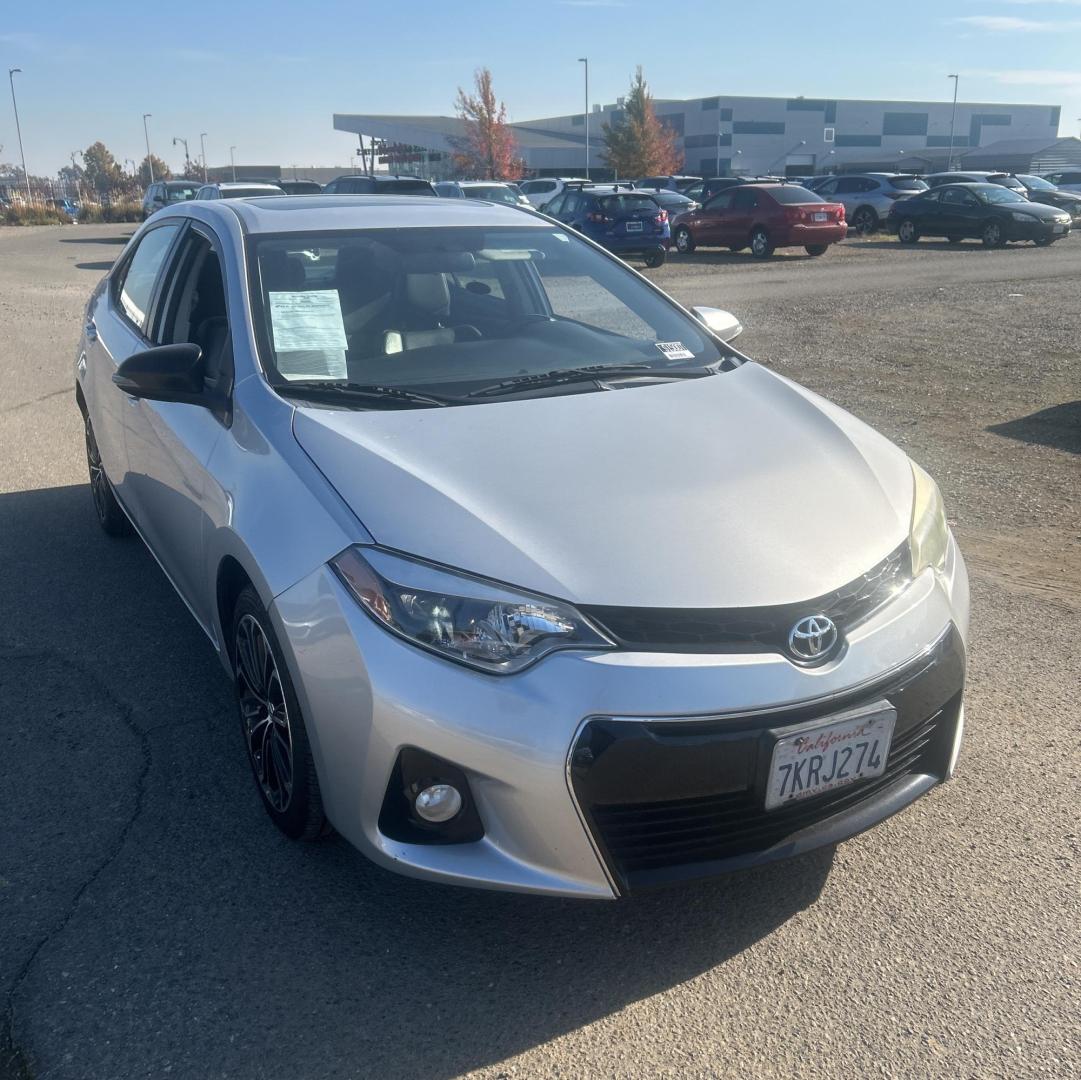 2015 Silver Metallic /Black Toyota Corolla L 4-Speed AT (5YFBURHE9FP) with an 1.8L L4 DOHC 16V engine, 4-Speed Automatic transmission, located at 30 S. Berkeley Avenue, Pasadena, CA, 91107, (626) 248-7567, 34.145447, -118.109398 - Photo#3