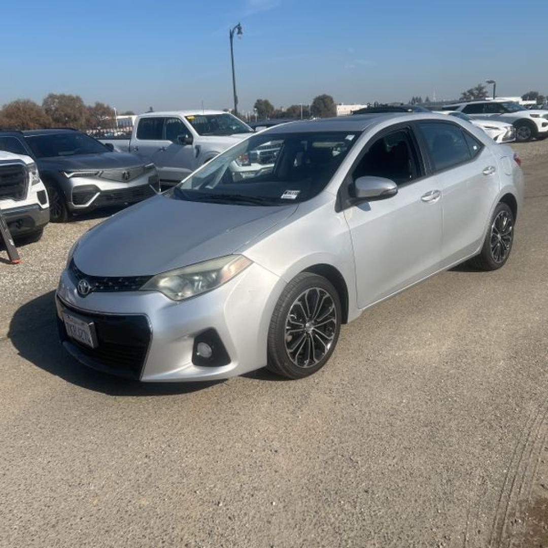 2015 Silver Metallic /Black Toyota Corolla L 4-Speed AT (5YFBURHE9FP) with an 1.8L L4 DOHC 16V engine, 4-Speed Automatic transmission, located at 30 S. Berkeley Avenue, Pasadena, CA, 91107, (626) 248-7567, 34.145447, -118.109398 - Photo#4