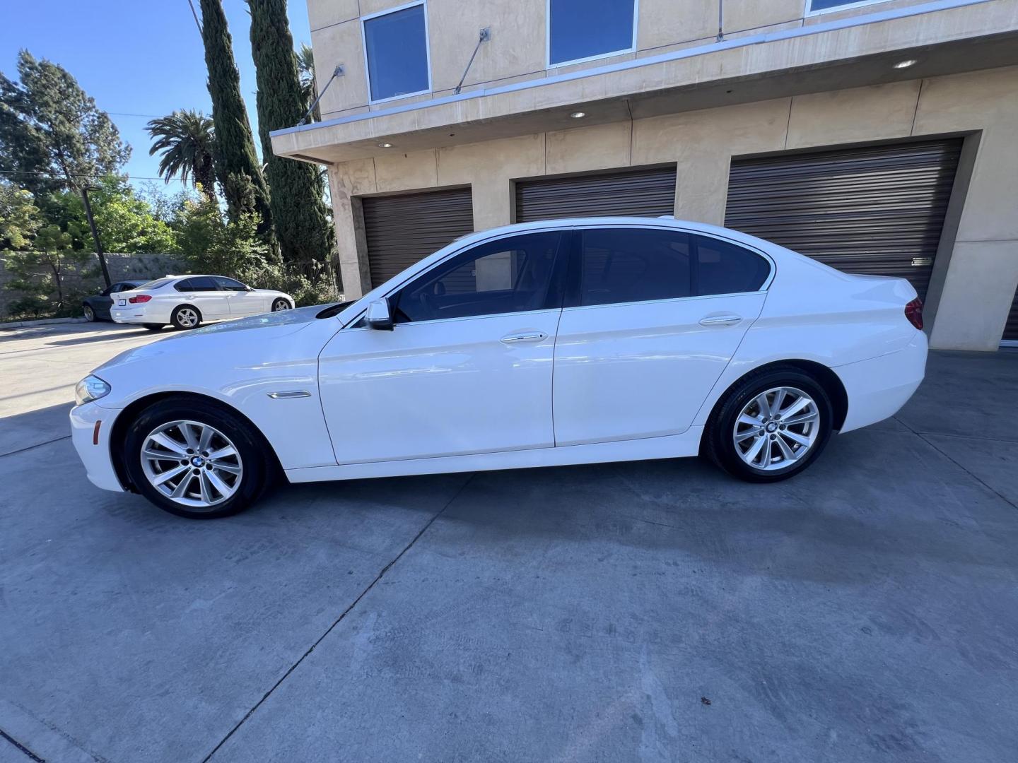 2015 WHITE /Black BMW 5-Series Leather (WBA5A7C54FG) with an 4 Cylinder engine, Automatic transmission, located at 30 S. Berkeley Avenue, Pasadena, CA, 91107, (626) 248-7567, 34.145447, -118.109398 - The 2015 BMW 528i xDrive stands as a beacon of luxury, performance, and advanced technology, embodying the pinnacle of German engineering. With only 72,430 miles, this well-maintained vehicle offers a remarkable driving experience that combines comfort, style, and reliability. Whether you have an im - Photo#2