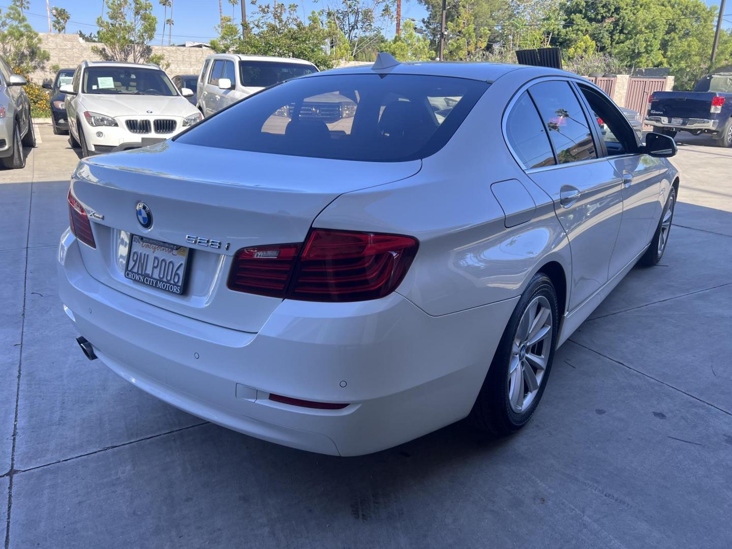 2015 WHITE /Black BMW 5-Series Leather (WBA5A7C54FG) with an 4 Cylinder engine, Automatic transmission, located at 30 S. Berkeley Avenue, Pasadena, CA, 91107, (626) 248-7567, 34.145447, -118.109398 - The 2015 BMW 528i xDrive stands as a beacon of luxury, performance, and advanced technology, embodying the pinnacle of German engineering. With only 72,430 miles, this well-maintained vehicle offers a remarkable driving experience that combines comfort, style, and reliability. Whether you have an im - Photo#5