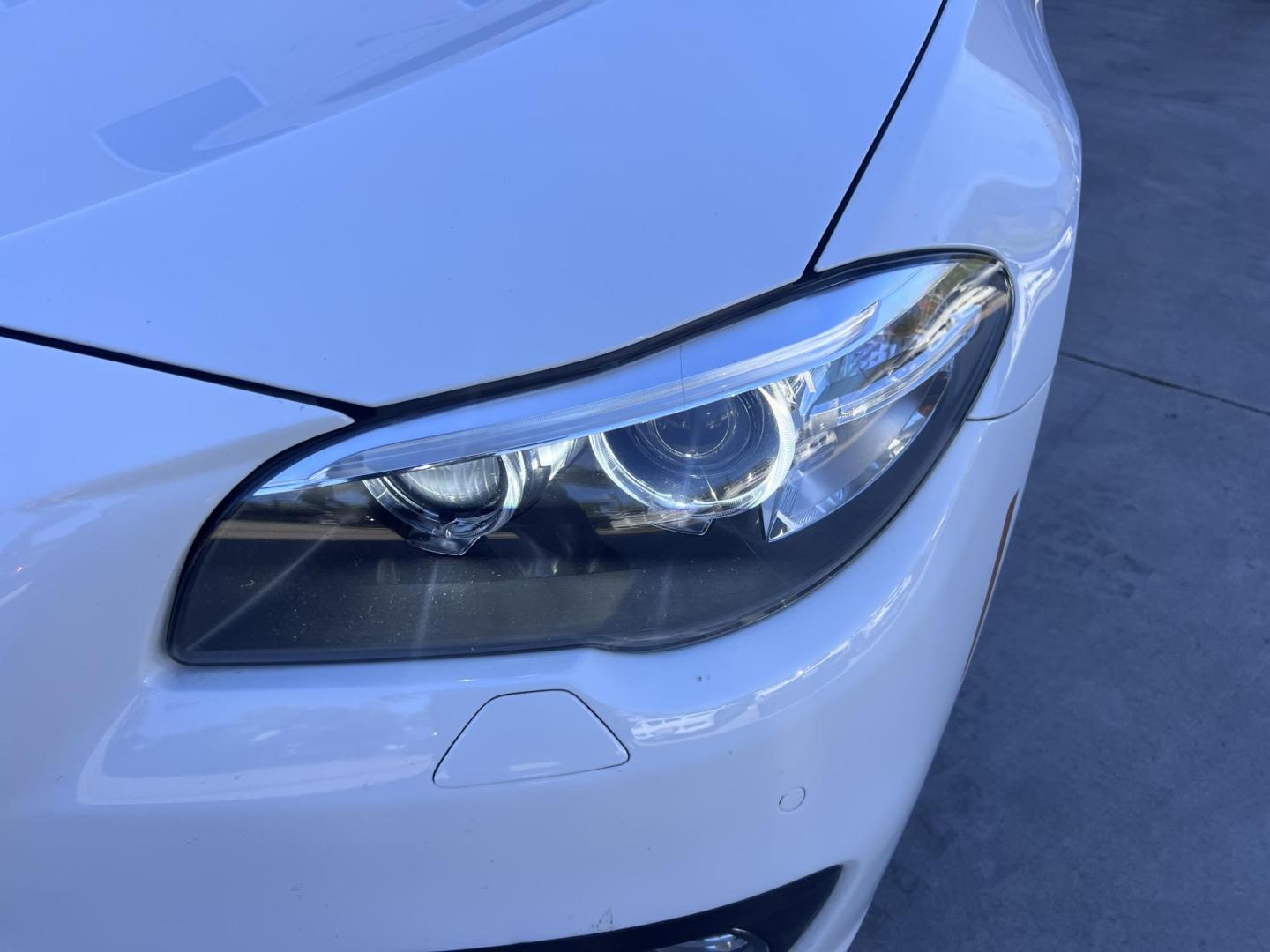 2015 WHITE /Black BMW 5-Series Leather (WBA5A7C54FG) with an 4 Cylinder engine, Automatic transmission, located at 30 S. Berkeley Avenue, Pasadena, CA, 91107, (626) 248-7567, 34.145447, -118.109398 - The 2015 BMW 528i xDrive stands as a beacon of luxury, performance, and advanced technology, embodying the pinnacle of German engineering. With only 72,430 miles, this well-maintained vehicle offers a remarkable driving experience that combines comfort, style, and reliability. Whether you have an im - Photo#10