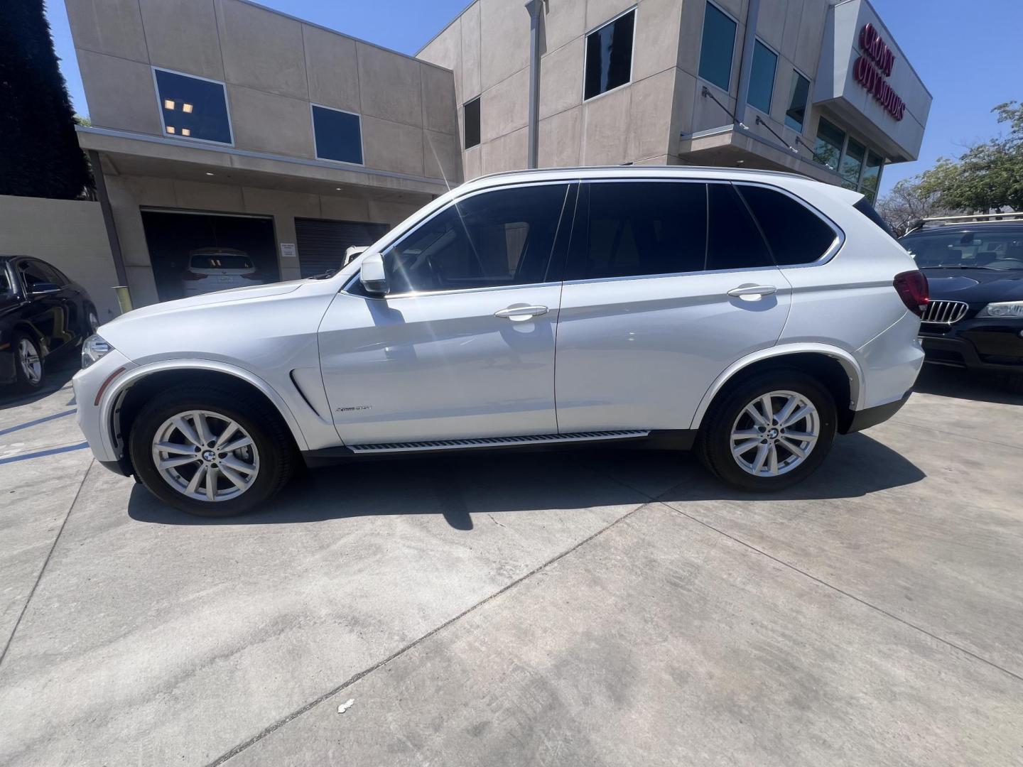 2015 Alpine White /Black BMW X5 xDrive35i (5UXKR0C50F0) with an 3.0L L6 DOHC 24V engine, 8-Speed Automatic transmission, located at 30 S. Berkeley Avenue, Pasadena, CA, 91107, (626) 248-7567, 34.145447, -118.109398 - 2015 BMW X5 sDrive35i – Luxury SUV – $995 Down – Buy Here Pay Here – Bad Credit OK – Crown City Motors Pasadena Looking for a premium luxury SUV that delivers power, comfort, and prestige—without the high price tag? Discover the 2015 BMW X5 sDrive35i now available at Crown City Motors - Photo#7
