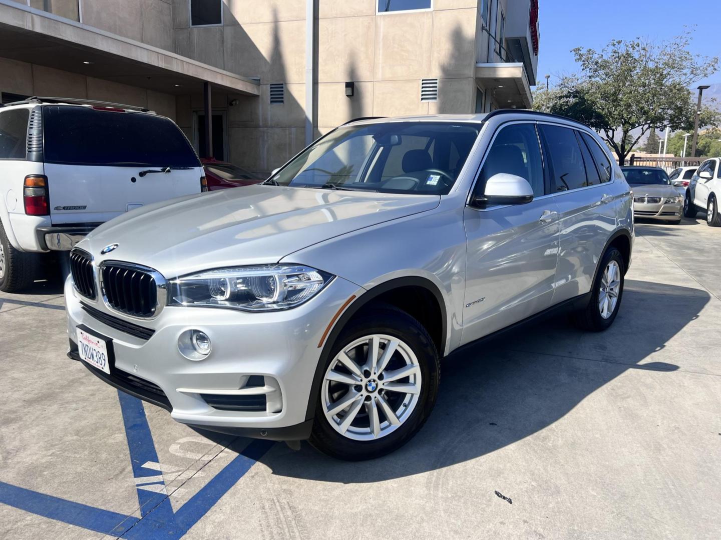 2015 Silver Metallic /black BMW X5 sDrive35i (5UXKR2C55F0) with an 3.0L L6 DOHC 24V engine, 8-Speed Automatic transmission, located at 30 S. Berkeley Avenue, Pasadena, CA, 91107, (626) 248-7567, 34.145447, -118.109398 - Crown City Motors is a used “Buy Here Pay Here” car dealer in Pasadena CA. “Buy Here Pay Here” financing, means that when you purchase your vehicle from our dealership, that you make the payments to the dealership as well. We do not need the banks approval to get you approved for a used auto - Photo#5
