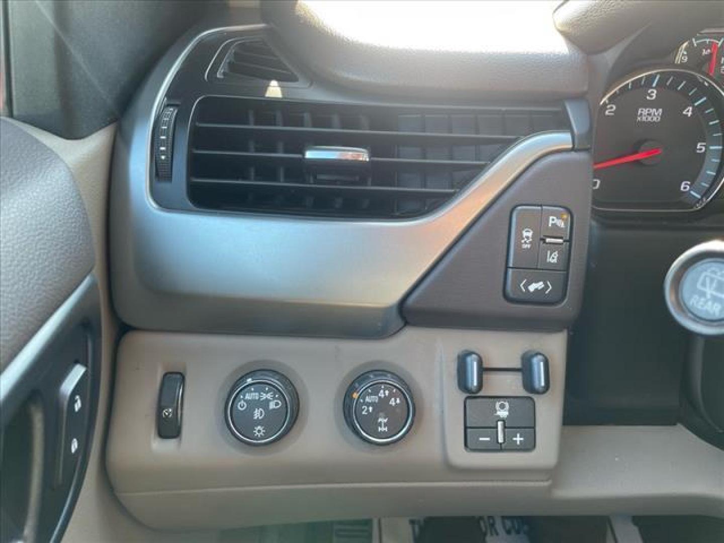 2015 White Diamond Tricoat Chevrolet Suburban LTZ (1GNSKKKC0FR) with an 5.3L EcoTec3 5.3L Flex Fuel V8 355hp 383ft. lbs. Direct Injection engine, 6-Speed Shiftable Automatic w/Overdrive transmission, located at 800 Riverside Ave, Roseville, CA, 95678, 916-773-4549 & Toll Free: 866-719-4393, 38.732265, -121.291039 - 4X4 LTZ DVD CLEAN CARFAX - Photo#10