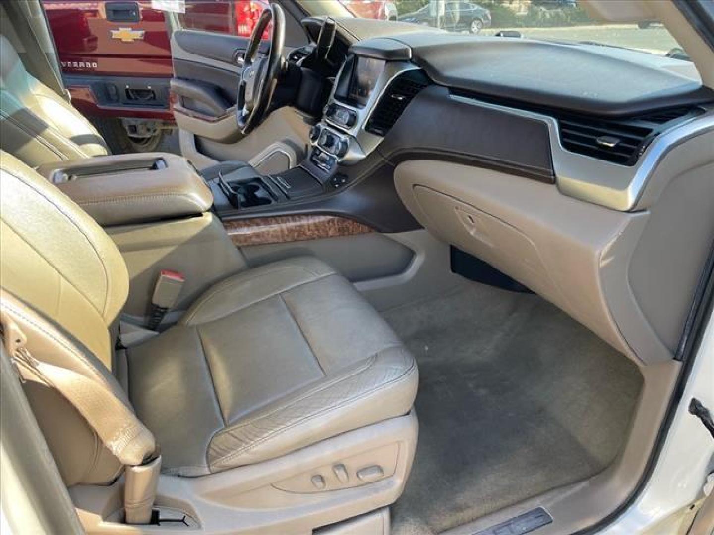 2015 White Diamond Tricoat Chevrolet Suburban LTZ (1GNSKKKC0FR) with an 5.3L EcoTec3 5.3L Flex Fuel V8 355hp 383ft. lbs. Direct Injection engine, 6-Speed Shiftable Automatic w/Overdrive transmission, located at 800 Riverside Ave, Roseville, CA, 95678, 916-773-4549 & Toll Free: 866-719-4393, 38.732265, -121.291039 - 4X4 LTZ DVD CLEAN CARFAX - Photo#15