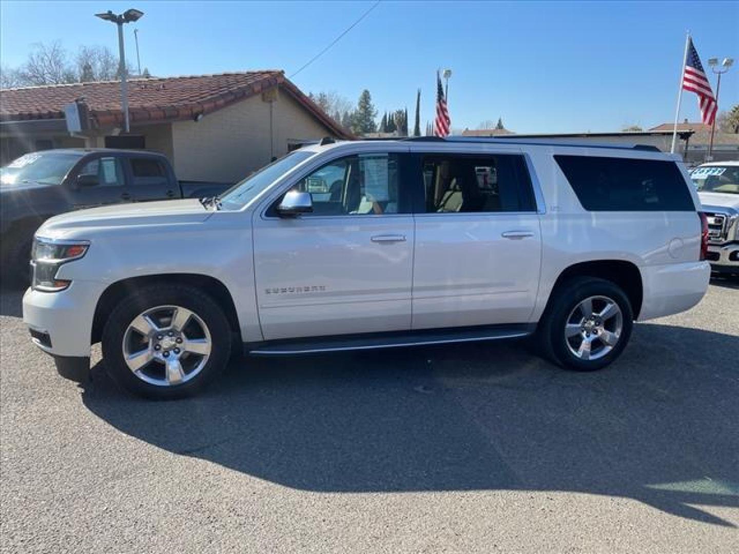 2015 White Diamond Tricoat Chevrolet Suburban LTZ (1GNSKKKC0FR) with an 5.3L EcoTec3 5.3L Flex Fuel V8 355hp 383ft. lbs. Direct Injection engine, 6-Speed Shiftable Automatic w/Overdrive transmission, located at 800 Riverside Ave, Roseville, CA, 95678, 916-773-4549 & Toll Free: 866-719-4393, 38.732265, -121.291039 - 4X4 LTZ DVD CLEAN CARFAX - Photo#4