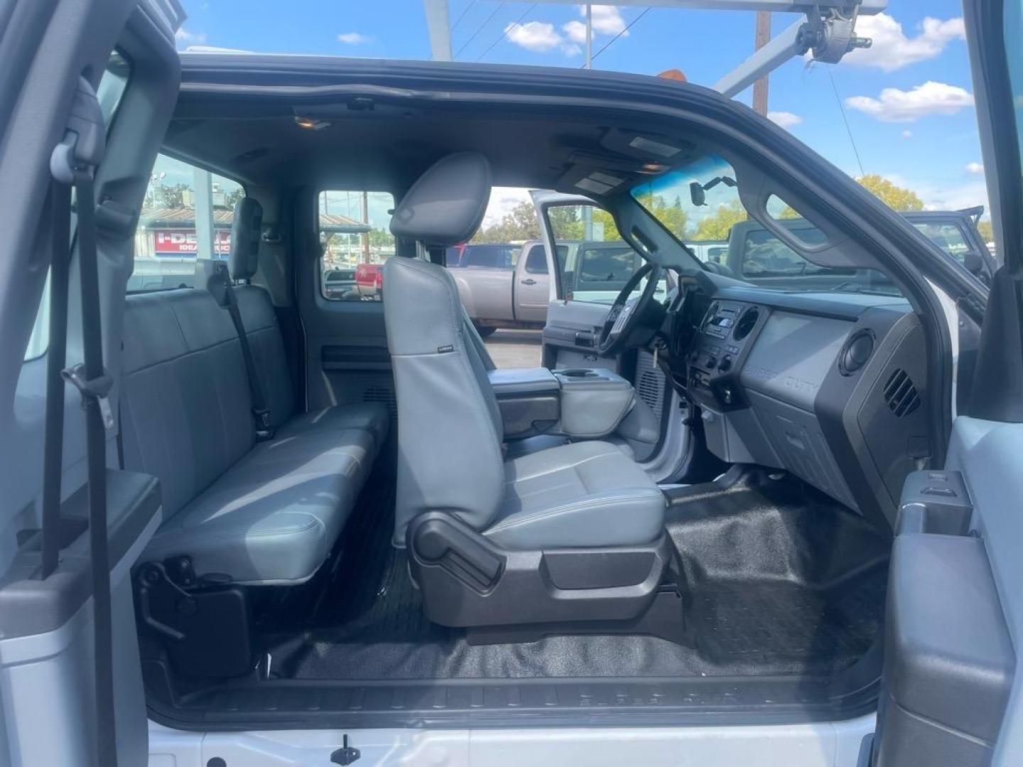 2015 White Ford F-350 Super Duty XL (1FD8X3E64FE) with an 6.2L 6.2L Flex Fuel V8 385hp 405ft. lbs. Sequential Electronic Fuel Injection engine, 6-Speed Shiftable Automatic transmission, located at 800 Riverside Ave, Roseville, CA, 95678, 916-773-4549 & Toll Free: 866-719-4393, 38.732265, -121.291039 - Photo#11