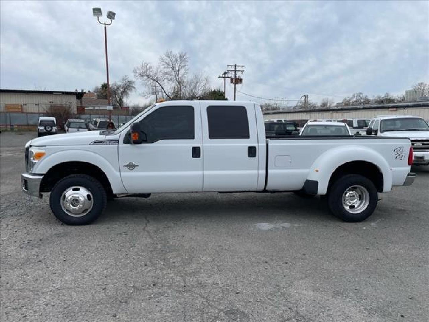 2015 Oxford White Ford F-350 Super Duty XLT (1FT8W3DT1FE) with an 6.7L Power Stroke 6.7L Biodiesel Turbo V8 440hp 860ft. lbs. Common Rail Direct Injection engine, 6-Speed Shiftable Automatic transmission, located at 800 Riverside Ave, Roseville, CA, 95678, 916-773-4549 & Toll Free: 866-719-4393, 38.732265, -121.291039 - DIESEL CREW CAB DUALLY 4X4 XLT CLEAN CARFAX - Photo#4