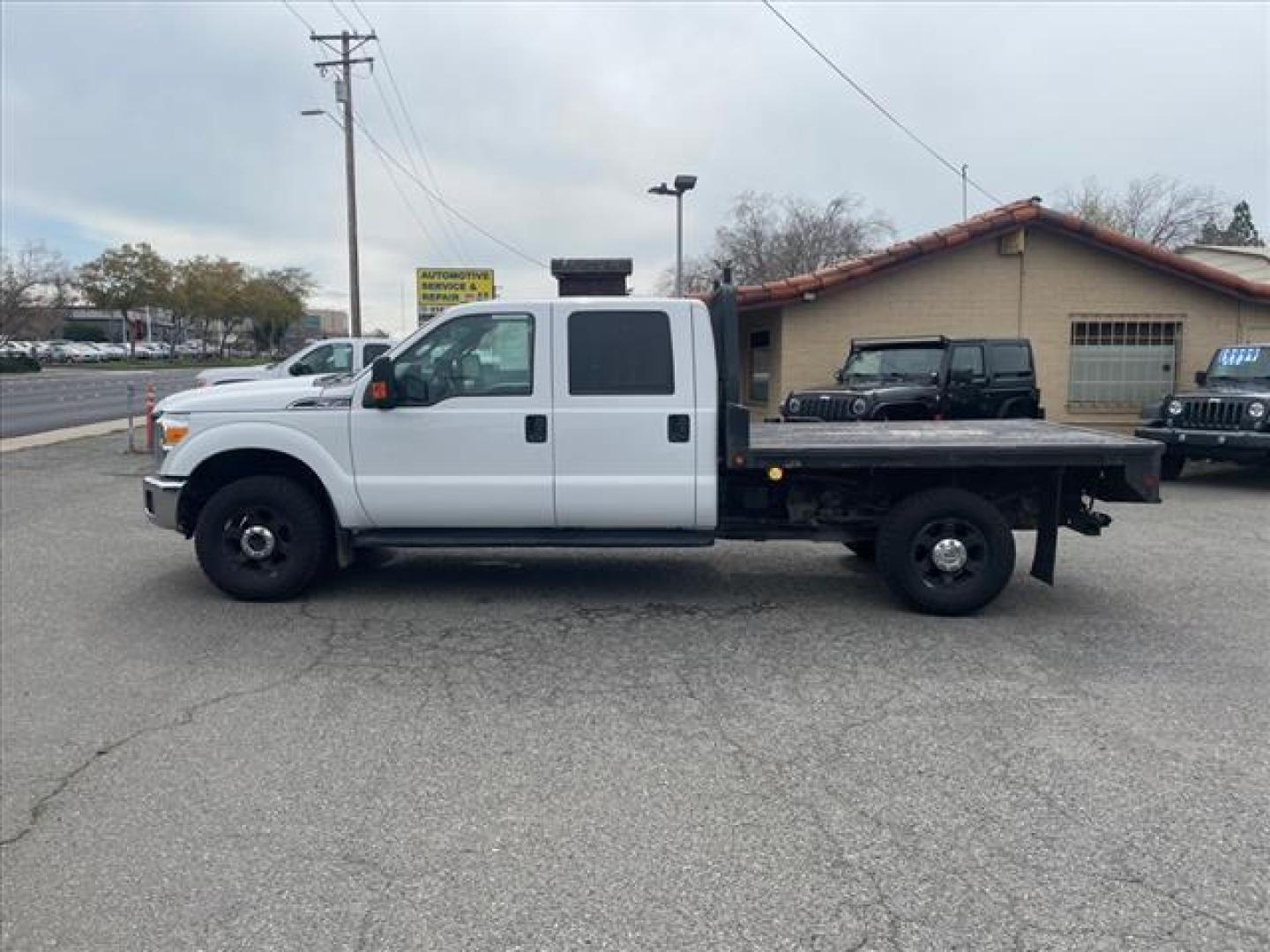 2015 Oxford White Ford F-350 Super Duty XLT (1FT8W3B62FE) with an 6.2L 6.2L Flex Fuel V8 316hp 397ft. lbs. Sequential Electronic Fuel Injection engine, 6-Speed Shiftable Automatic transmission, located at 800 Riverside Ave, Roseville, CA, 95678, 916-773-4549 & Toll Free: 866-719-4393, 38.732265, -121.291039 - 4X4 CREW CAB XLT FLATBED 8'X7' SERVICE RECORDS ON CLEAN CARFAX - Photo#5