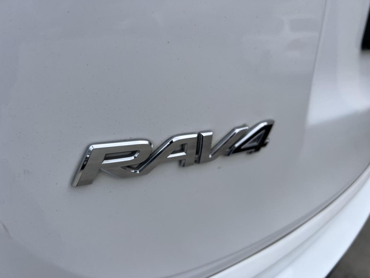2016 White /Black Toyota RAV4 LE FWD (2T3ZFREV2GW) with an 2.5L L4 DOHC 16V engine, 6A transmission, located at 30 S. Berkeley Avenue, Pasadena, CA, 91107, (626) 248-7567, 34.145447, -118.109398 - 2016 Toyota RAV4 LE FWD – Reliable Compact SUV at Crown City Motors Are you searching for a dependable, stylish, and affordable compact SUV? Look no further than the 2016 Toyota RAV4 LE FWD, available now at Crown City Motors, located at 30 S Berkeley Ave, Pasadena, CA 91107. This popular crossov - Photo#15