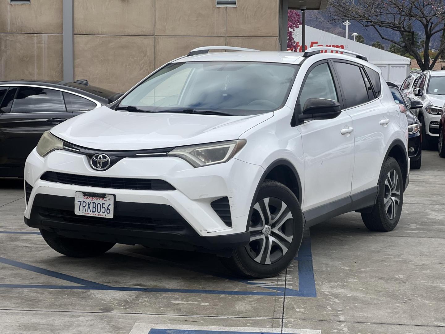 2016 White /Black Toyota RAV4 LE FWD (2T3ZFREV2GW) with an 2.5L L4 DOHC 16V engine, 6A transmission, located at 30 S. Berkeley Avenue, Pasadena, CA, 91107, (626) 248-7567, 34.145447, -118.109398 - 2016 Toyota RAV4 LE FWD – Reliable Compact SUV at Crown City Motors Are you searching for a dependable, stylish, and affordable compact SUV? Look no further than the 2016 Toyota RAV4 LE FWD, available now at Crown City Motors, located at 30 S Berkeley Ave, Pasadena, CA 91107. This popular crossov - Photo#3