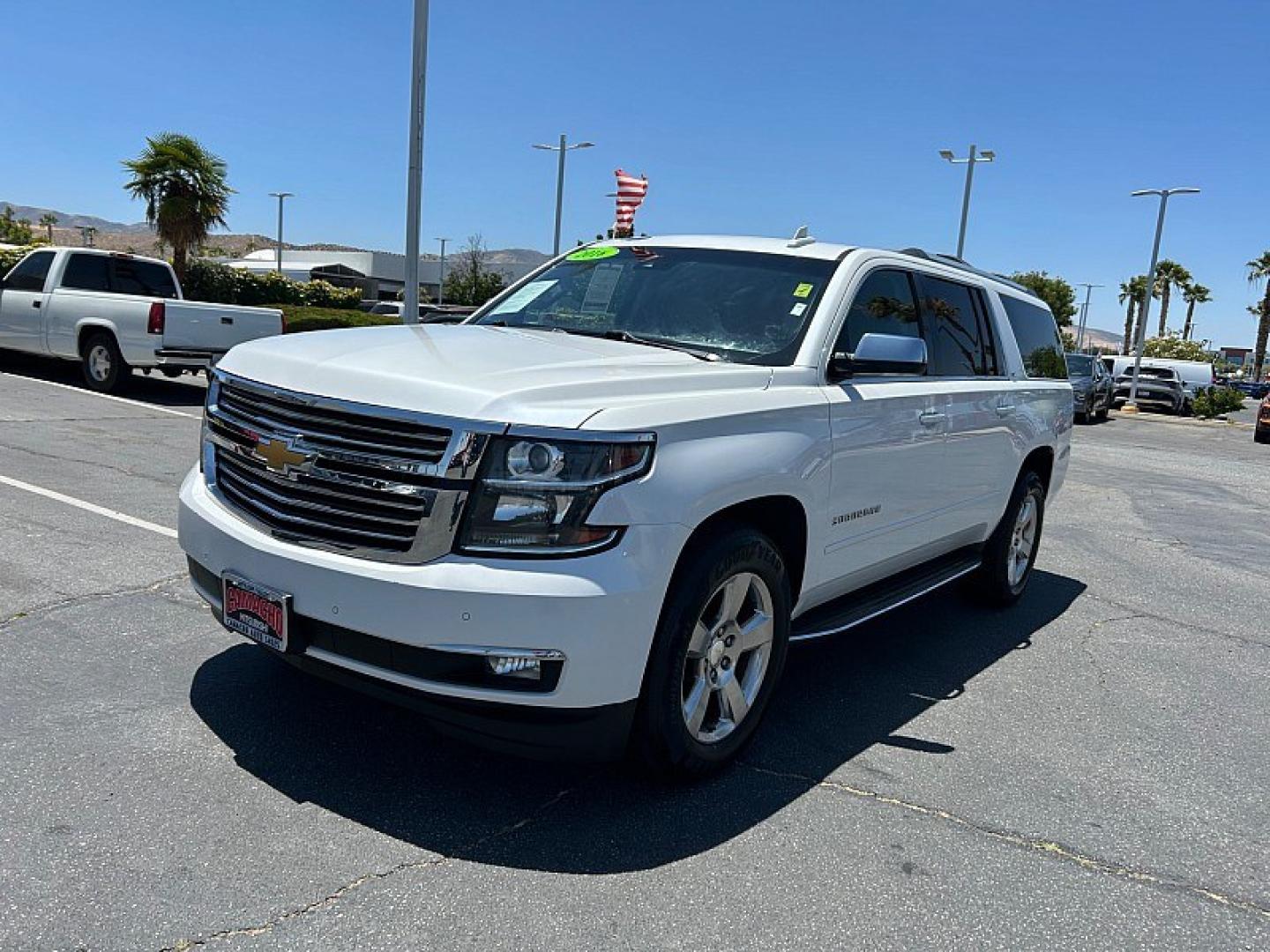 2016 WHITE Chevrolet Suburban (1GNSCJKC4GR) with an V8 EcoTec3 5.3 Liter engine, Automatic 6-Spd w/Overdrive transmission, located at 412 Auto Vista Drive, Palmdale, 93551, (661) 945-0620, 34.592636, -118.136681- Photo#2