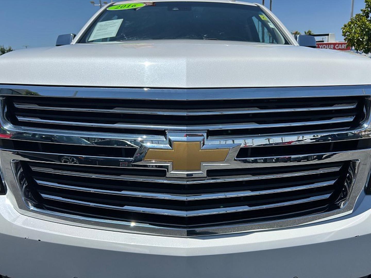 2016 WHITE Chevrolet Suburban (1GNSCJKC4GR) with an V8 EcoTec3 5.3 Liter engine, Automatic 6-Spd w/Overdrive transmission, located at 412 Auto Vista Drive, Palmdale, 93551, (661) 945-0620, 34.592636, -118.136681- Photo#3