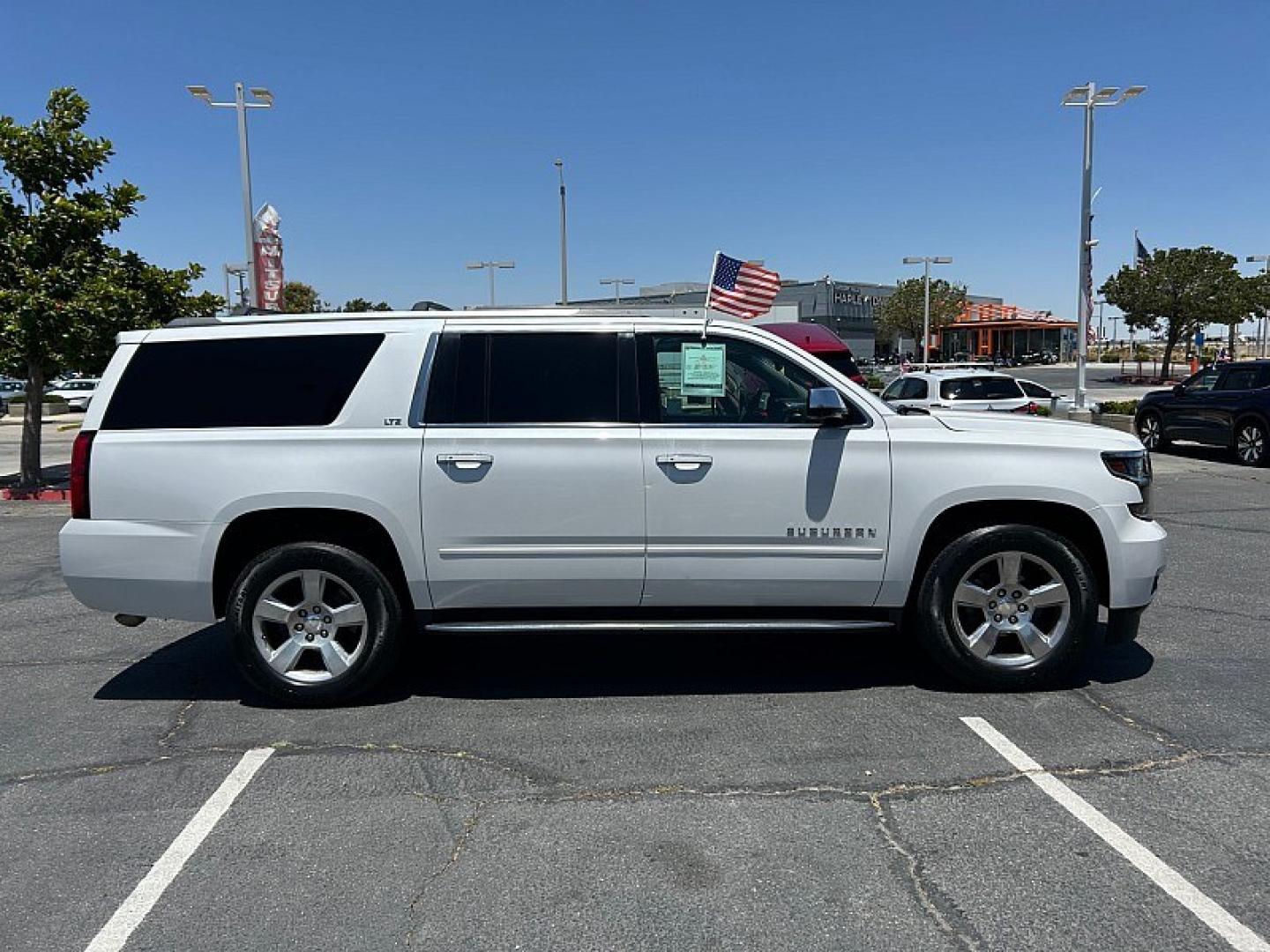 2016 WHITE Chevrolet Suburban (1GNSCJKC4GR) with an V8 EcoTec3 5.3 Liter engine, Automatic 6-Spd w/Overdrive transmission, located at 412 Auto Vista Drive, Palmdale, 93551, (661) 945-0620, 34.592636, -118.136681- Photo#4