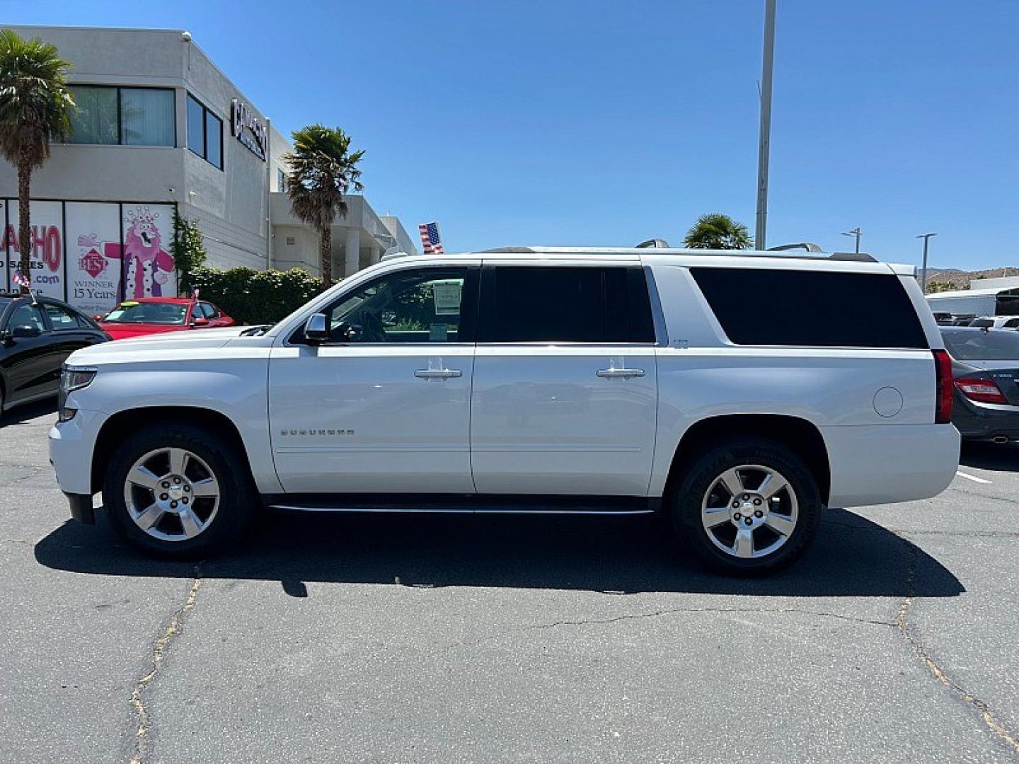 2016 WHITE Chevrolet Suburban (1GNSCJKC4GR) with an V8 EcoTec3 5.3 Liter engine, Automatic 6-Spd w/Overdrive transmission, located at 412 Auto Vista Drive, Palmdale, 93551, (661) 945-0620, 34.592636, -118.136681- Photo#8