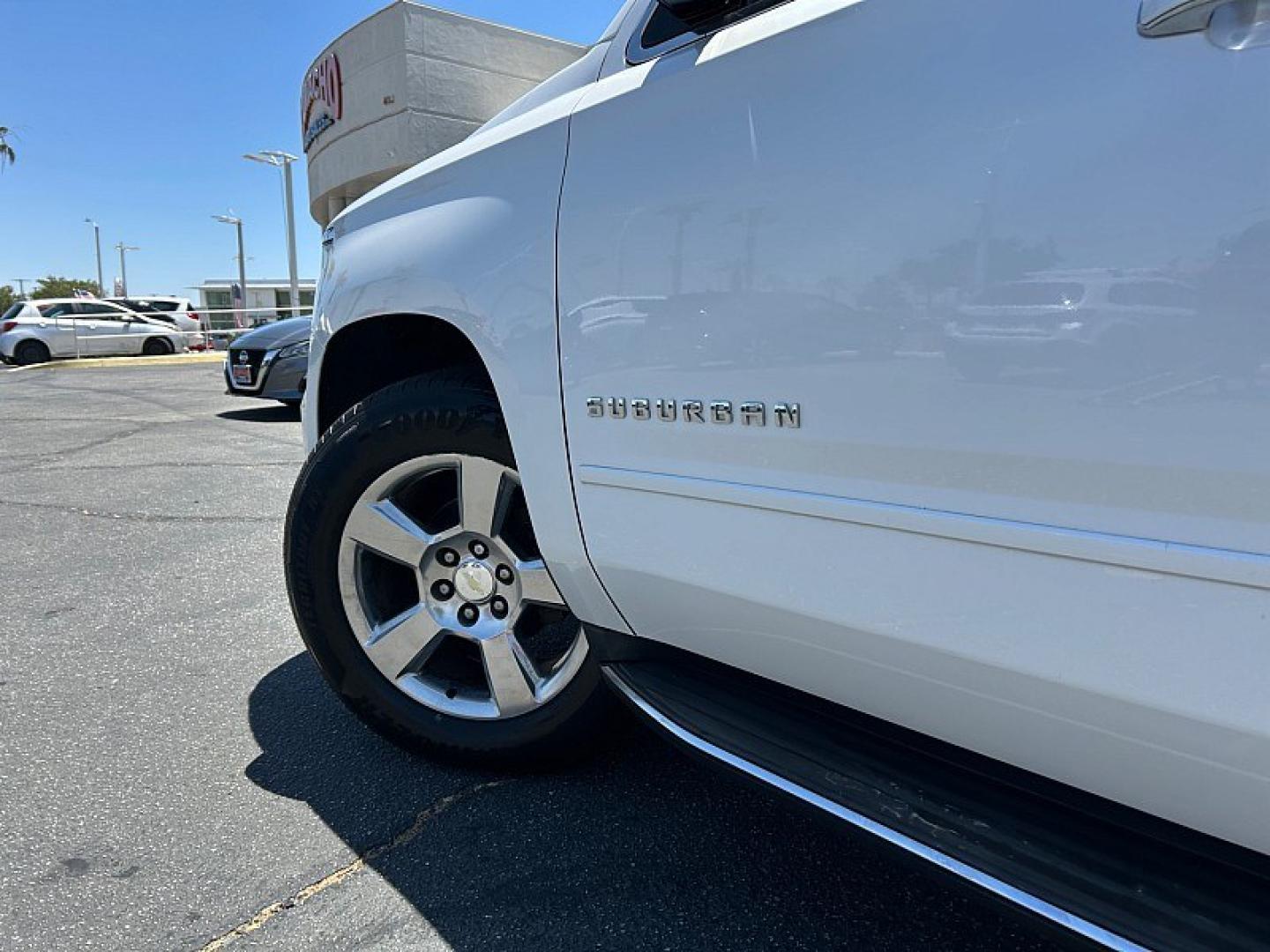 2016 WHITE Chevrolet Suburban (1GNSCJKC4GR) with an V8 EcoTec3 5.3 Liter engine, Automatic 6-Spd w/Overdrive transmission, located at 412 Auto Vista Drive, Palmdale, 93551, (661) 945-0620, 34.592636, -118.136681- Photo#10