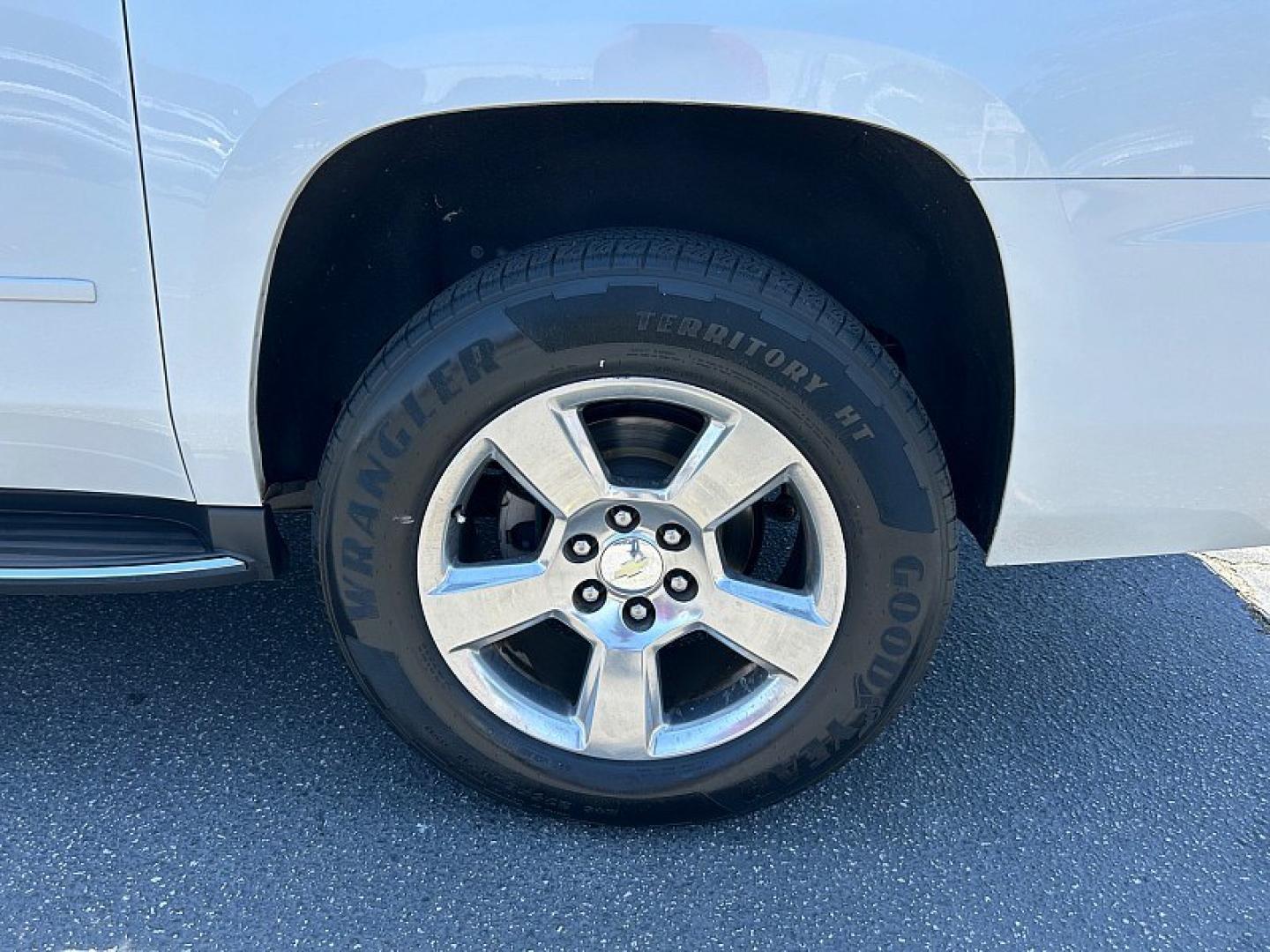 2016 WHITE Chevrolet Suburban (1GNSCJKC4GR) with an V8 EcoTec3 5.3 Liter engine, Automatic 6-Spd w/Overdrive transmission, located at 412 Auto Vista Drive, Palmdale, 93551, (661) 945-0620, 34.592636, -118.136681- Photo#12