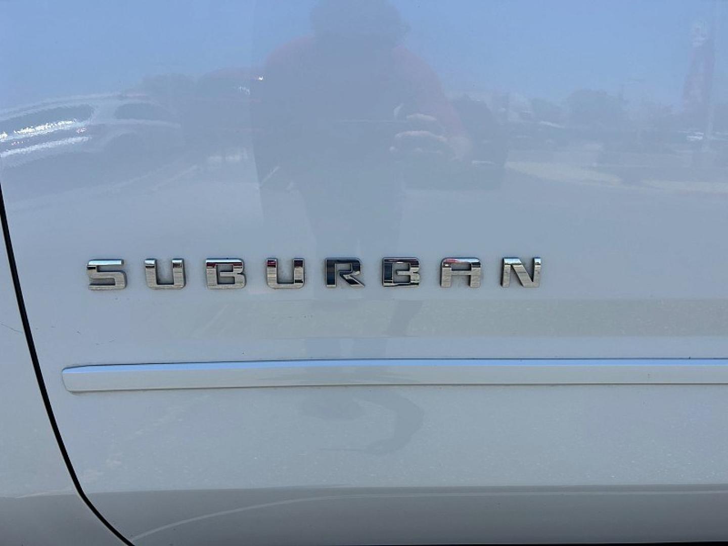 2016 WHITE Chevrolet Suburban (1GNSCJKC4GR) with an V8 EcoTec3 5.3 Liter engine, Automatic 6-Spd w/Overdrive transmission, located at 412 Auto Vista Drive, Palmdale, 93551, (661) 945-0620, 34.592636, -118.136681- Photo#13