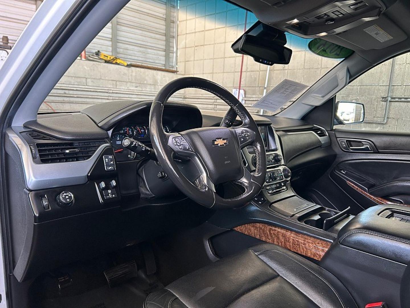 2016 WHITE Chevrolet Suburban (1GNSCJKC4GR) with an V8 EcoTec3 5.3 Liter engine, Automatic 6-Spd w/Overdrive transmission, located at 412 Auto Vista Drive, Palmdale, 93551, (661) 945-0620, 34.592636, -118.136681- Photo#18